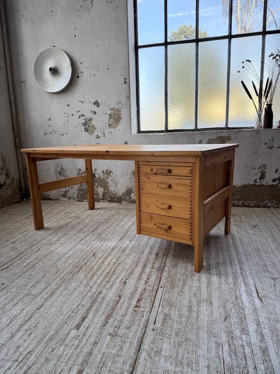 Bureau pin suédois style aperldoon 1970