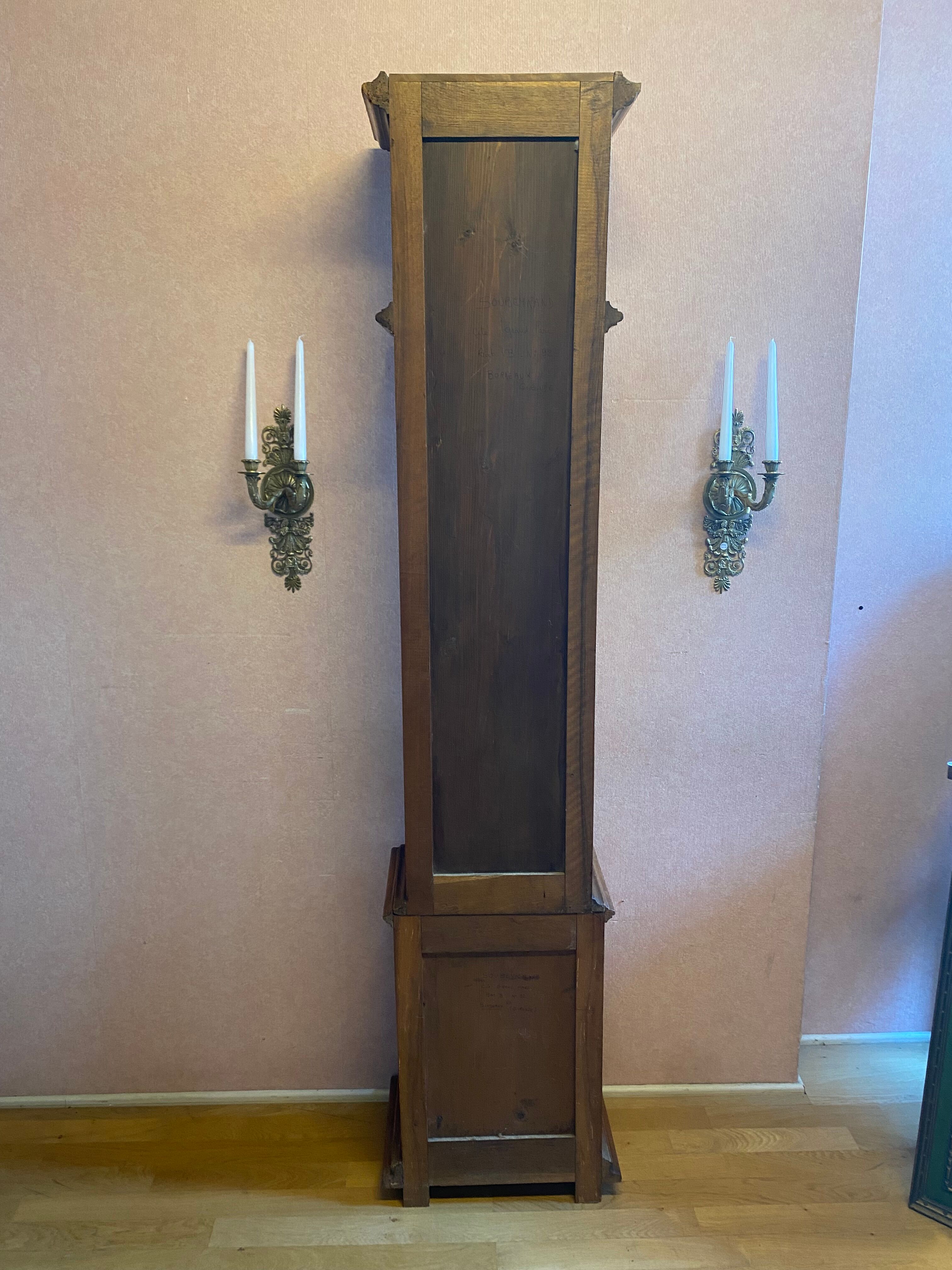Walnut showcase, grooved uprights, 4 glass shelves