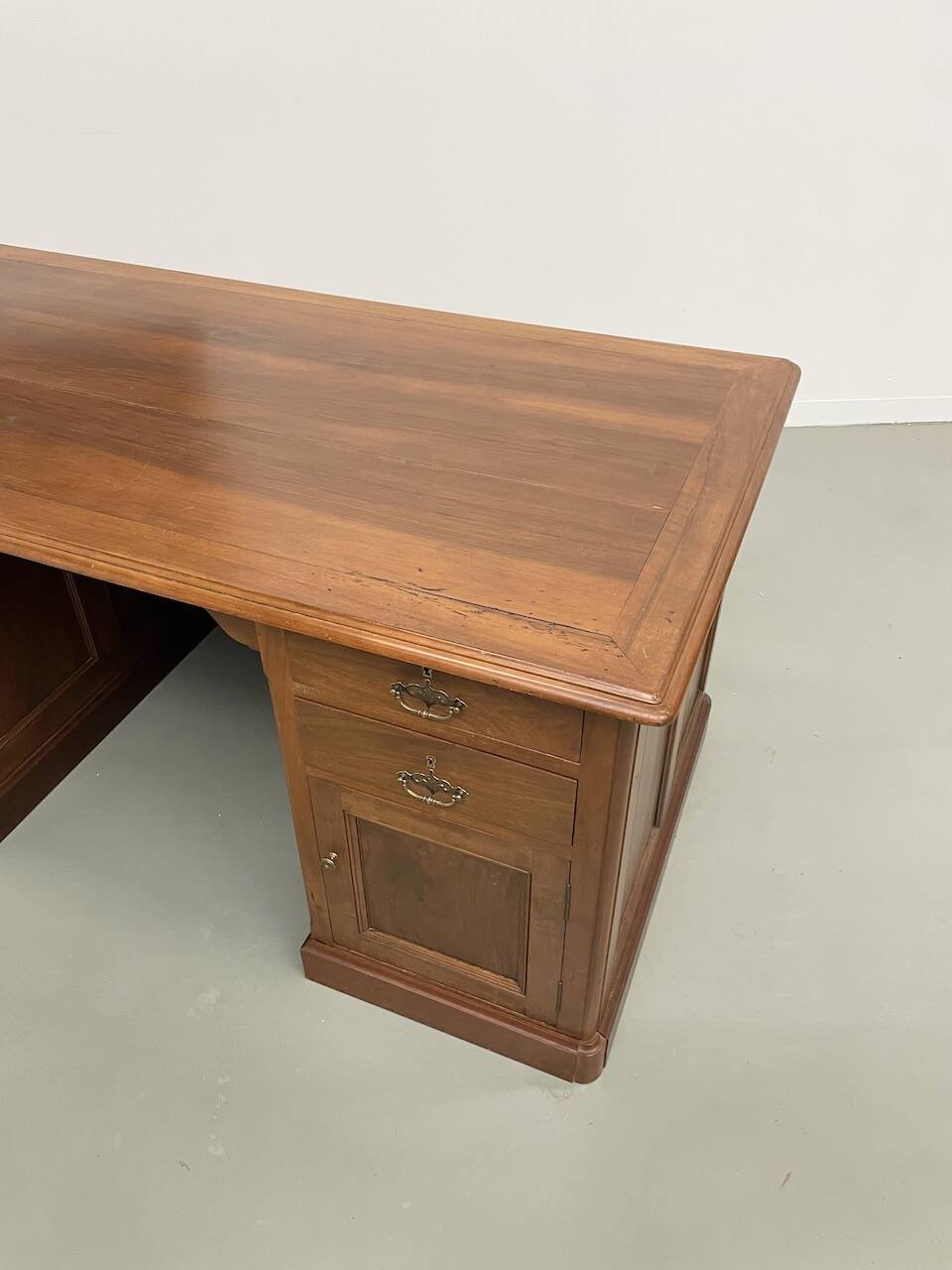 Comptoir ou bureau en noyer années 50