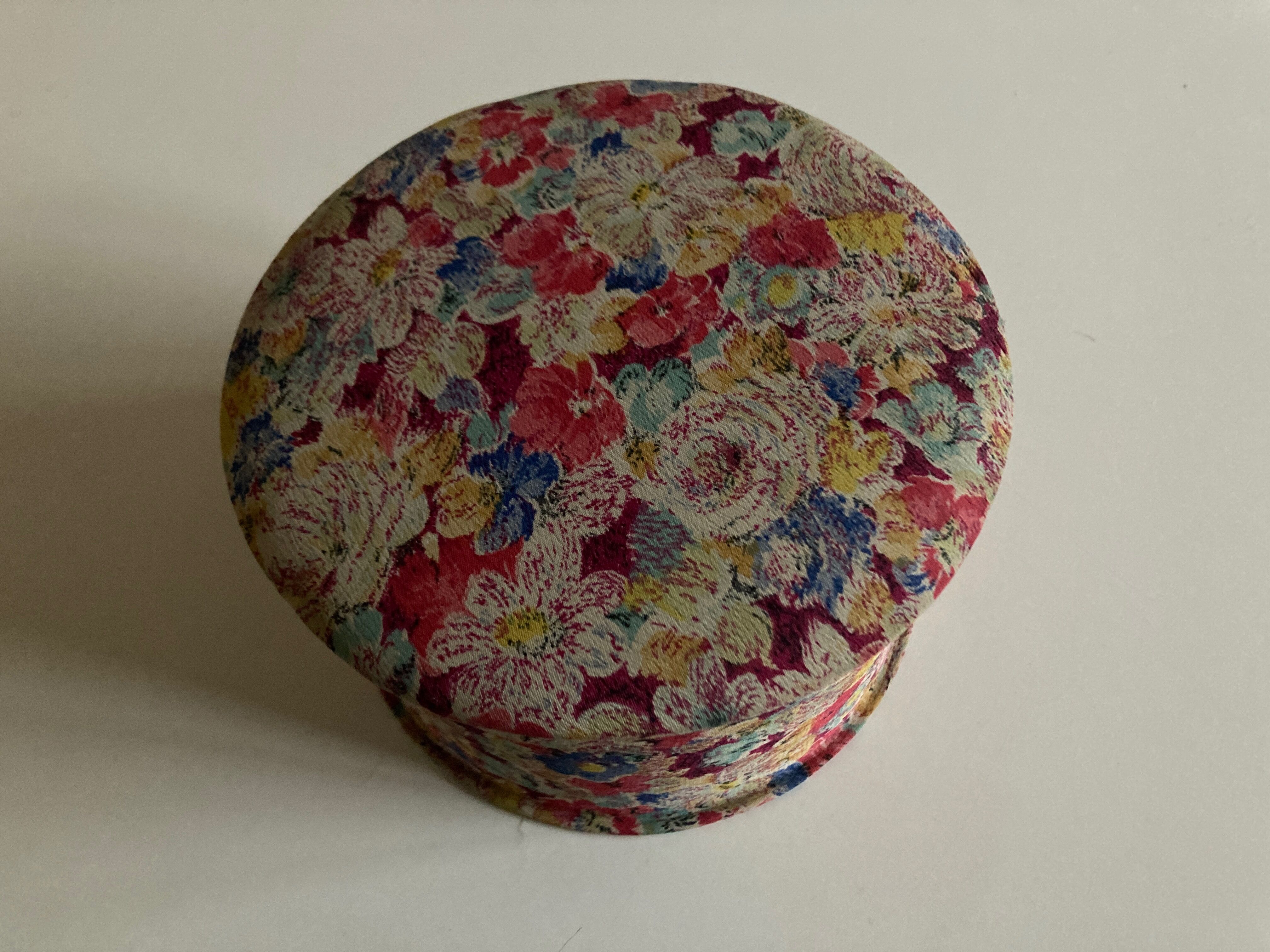 Box le bon marché 1940 with flowers
