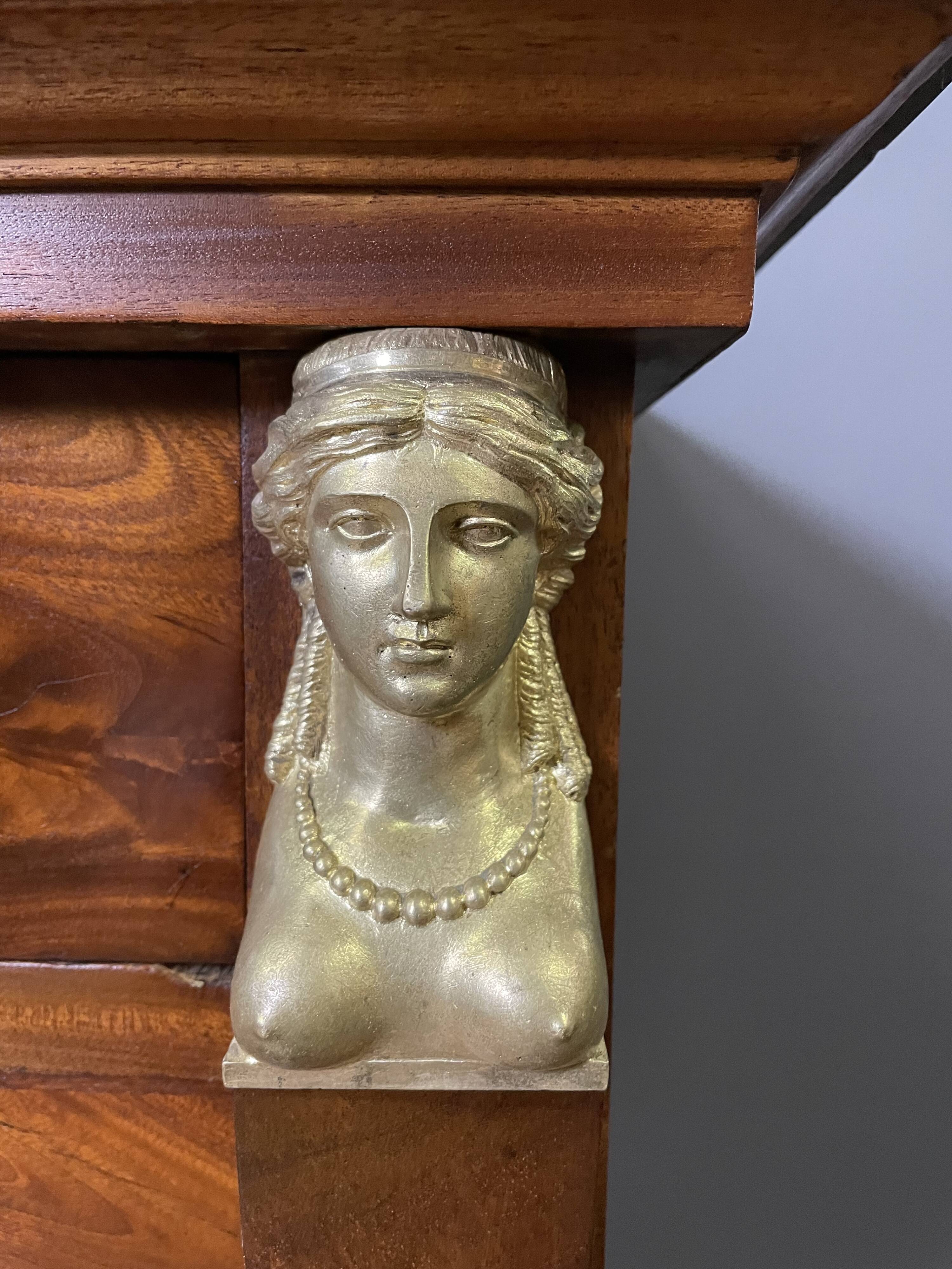 Consulate period chest of drawers in mahogany and mahogany veneer