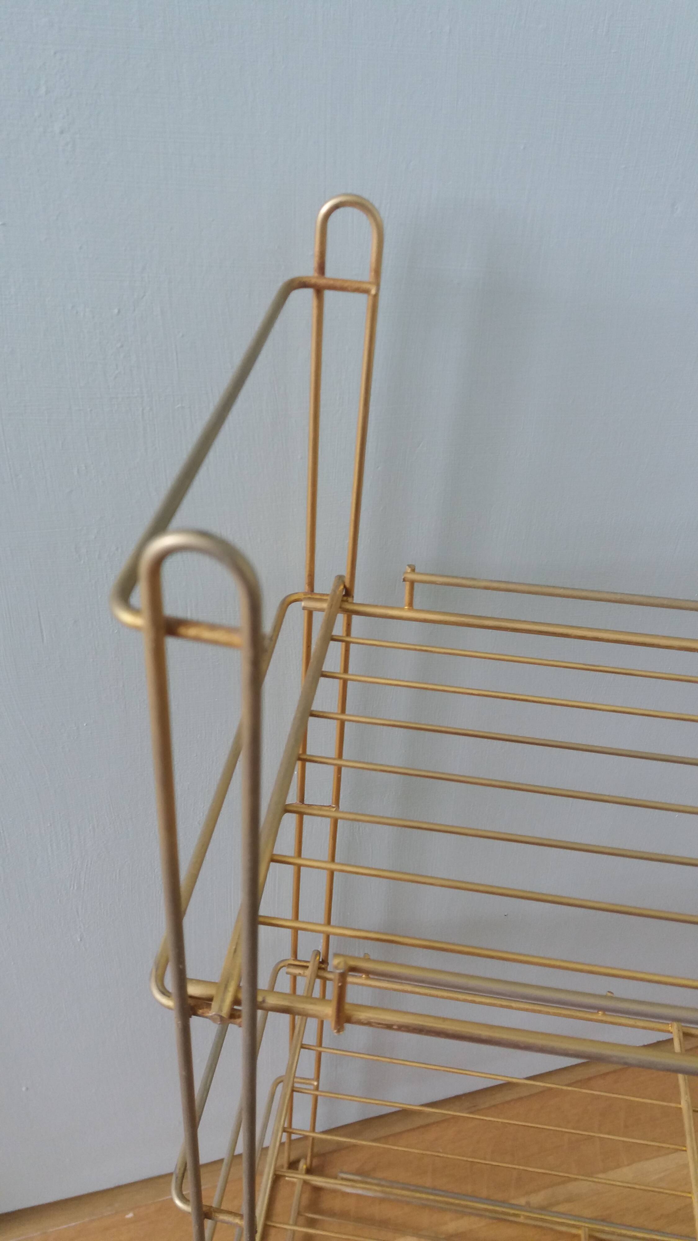 String shelf in golden metal wires