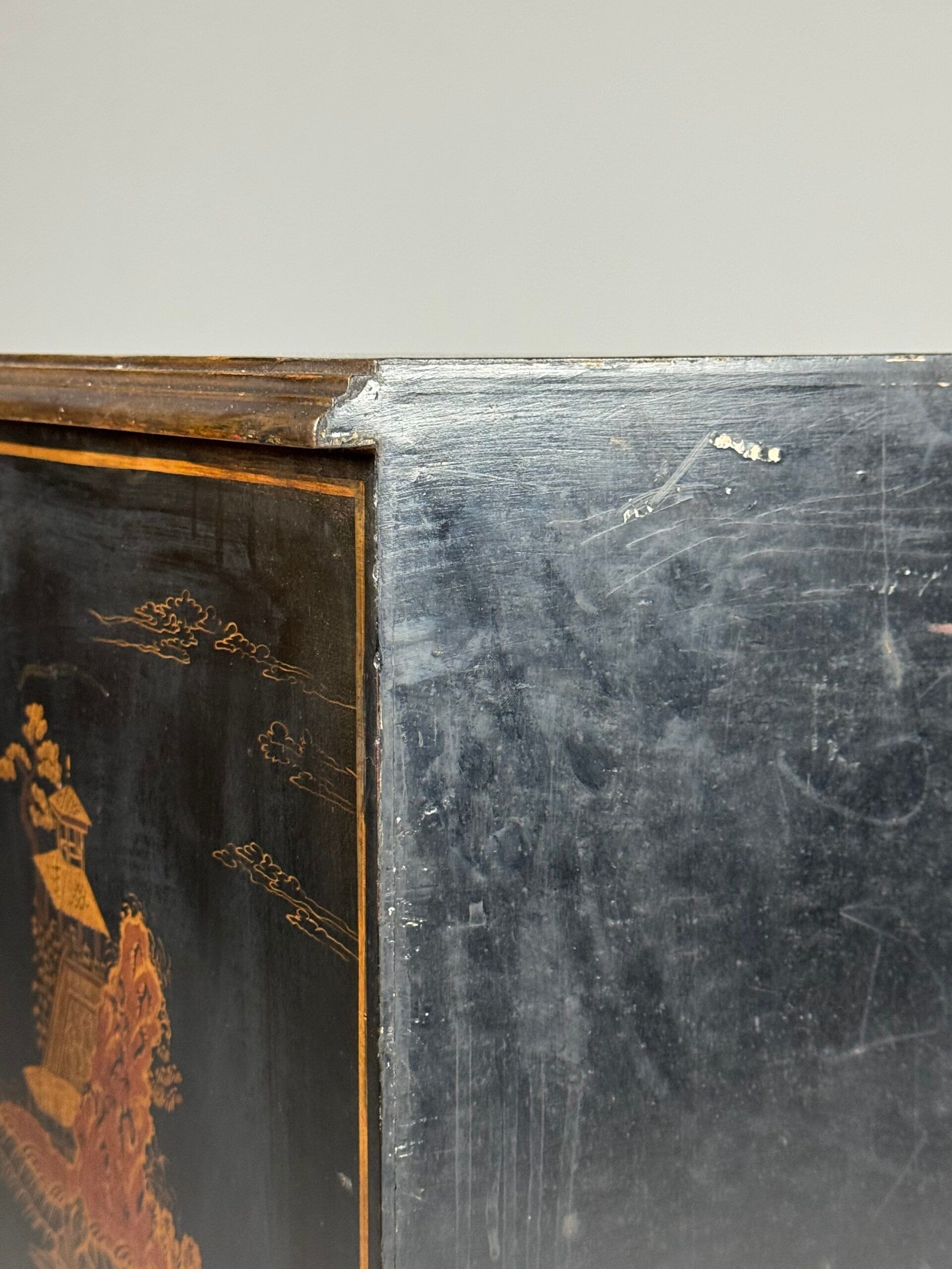 Cabinet laqué chinoiserie du 20e siècle anglais