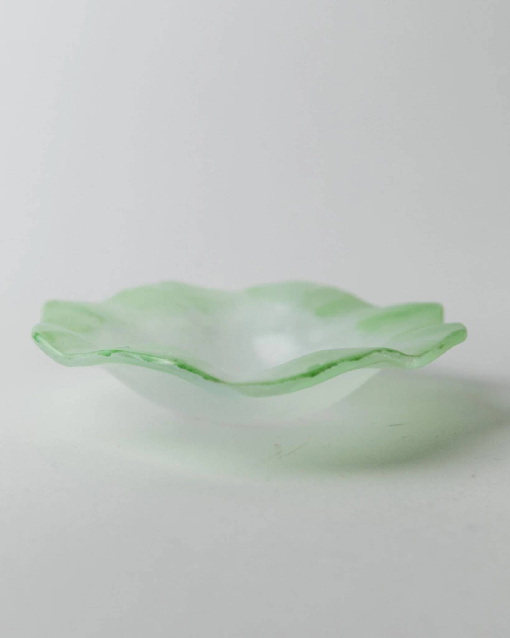 Bol en verre de Murano vert par Giochi di Luce - Plat sculptural ondulé d'Italie des années 1980 pour cendrier ou porte-savon.