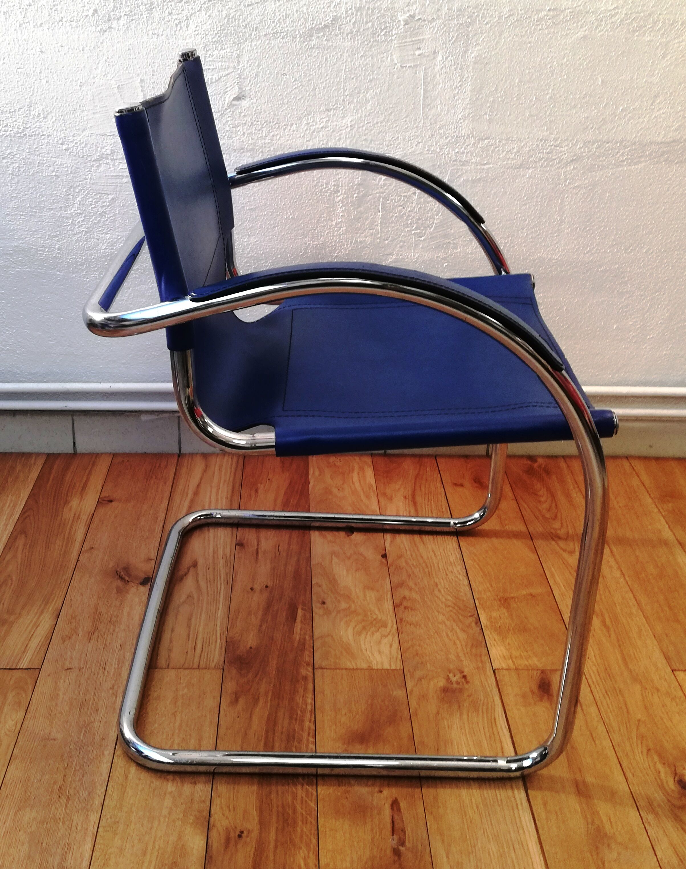 Chaise vintage cuir bleu roi
