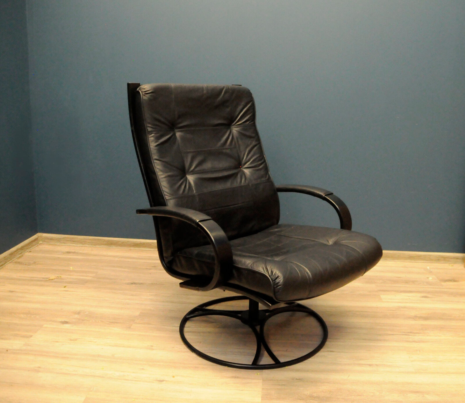 Modern armchair in black leather Gota Mobler