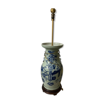 Chine Vase balustre XIXe blanc bleu sous couverte céladon XIXe monté en lampe