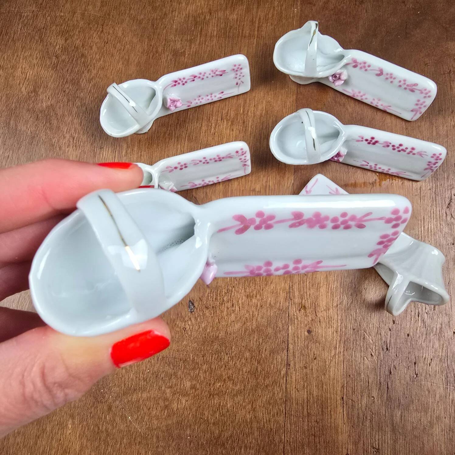 Set of 6 vintage porcelain knife rests with name markers, basket shape.