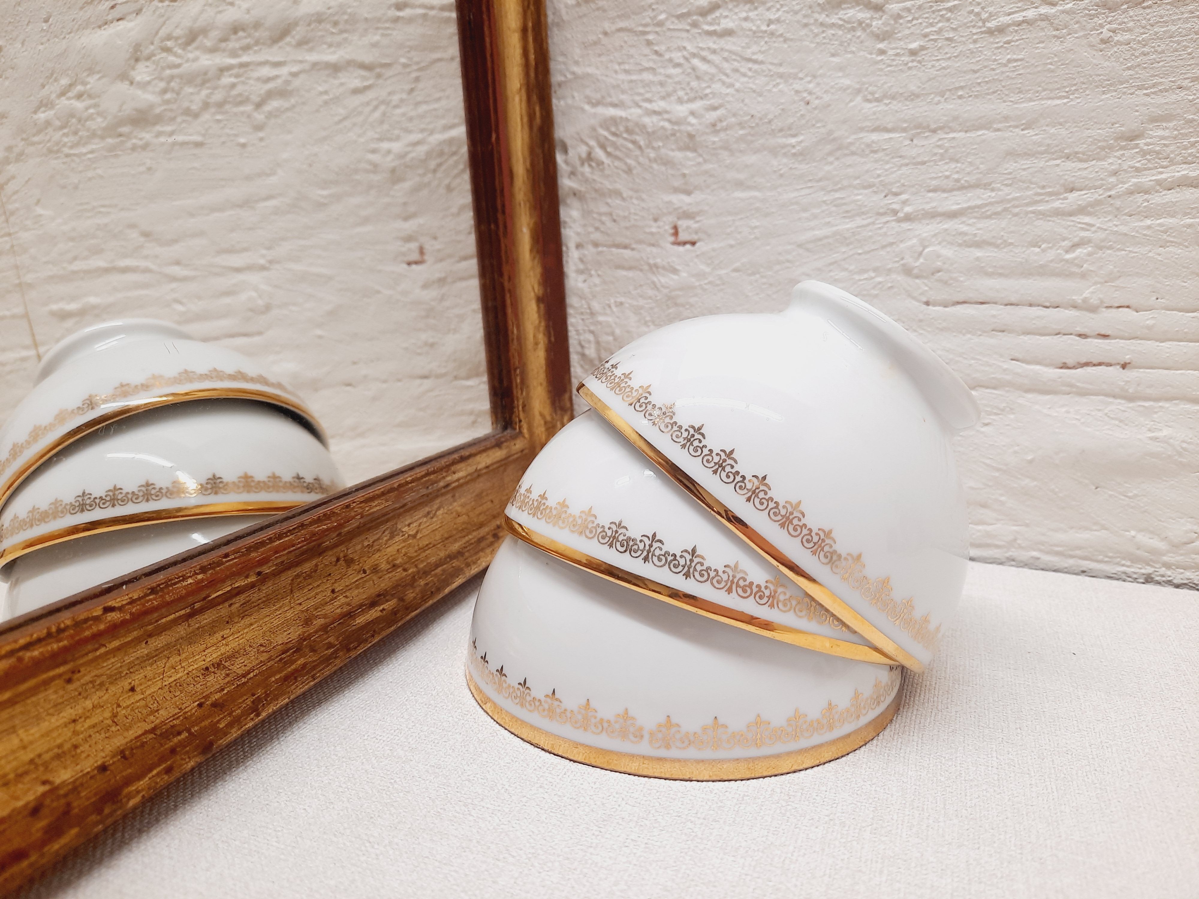 Trio de bols en porcelaine blanc et or