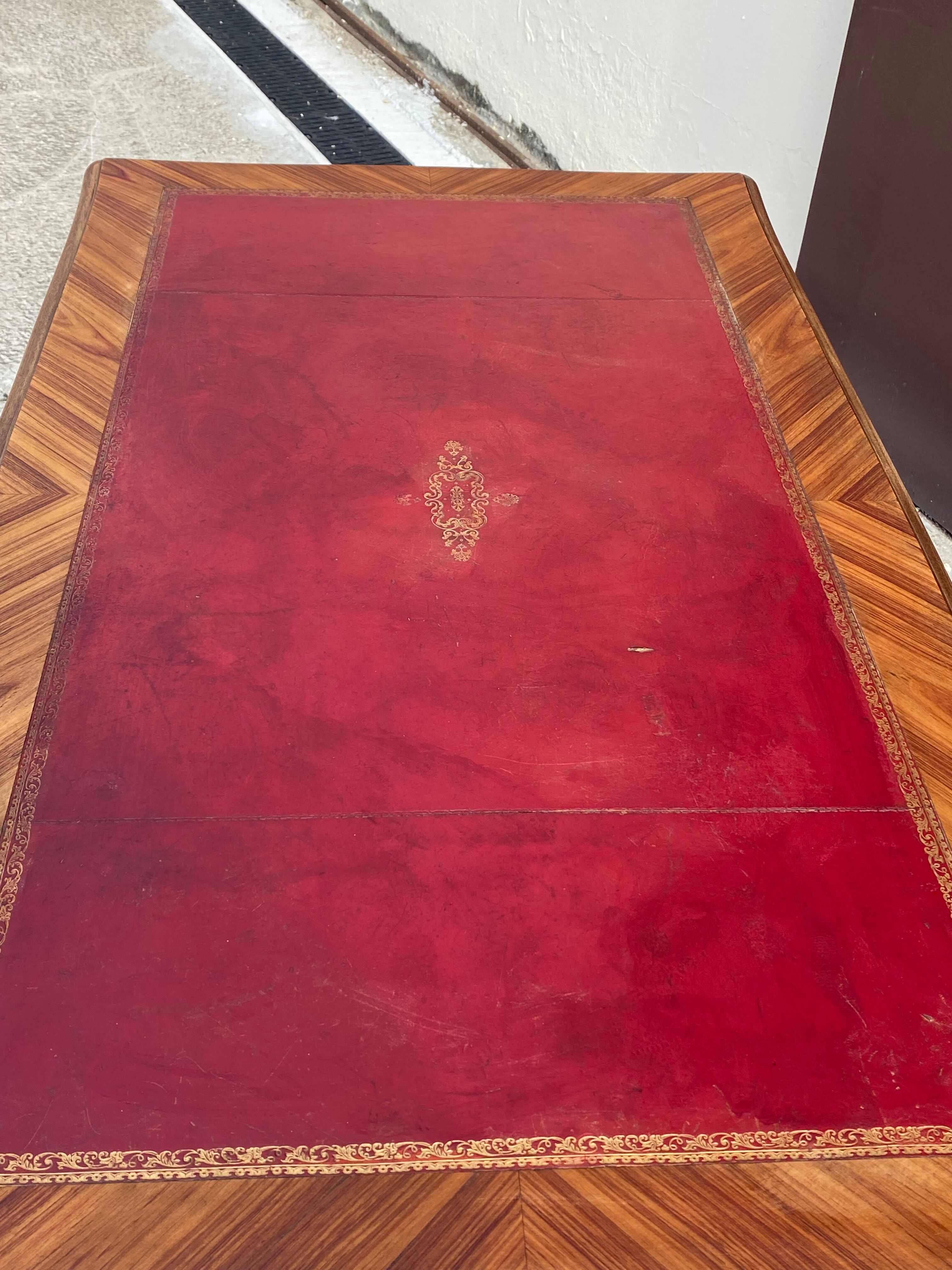 Bureau en marqueterie  bois de rose style Louis XV