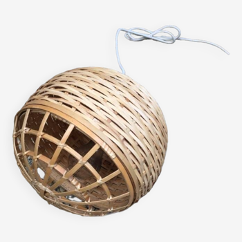 Pendant light with spherical lampshade in woven bamboo