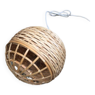 Pendant light with spherical lampshade in woven bamboo