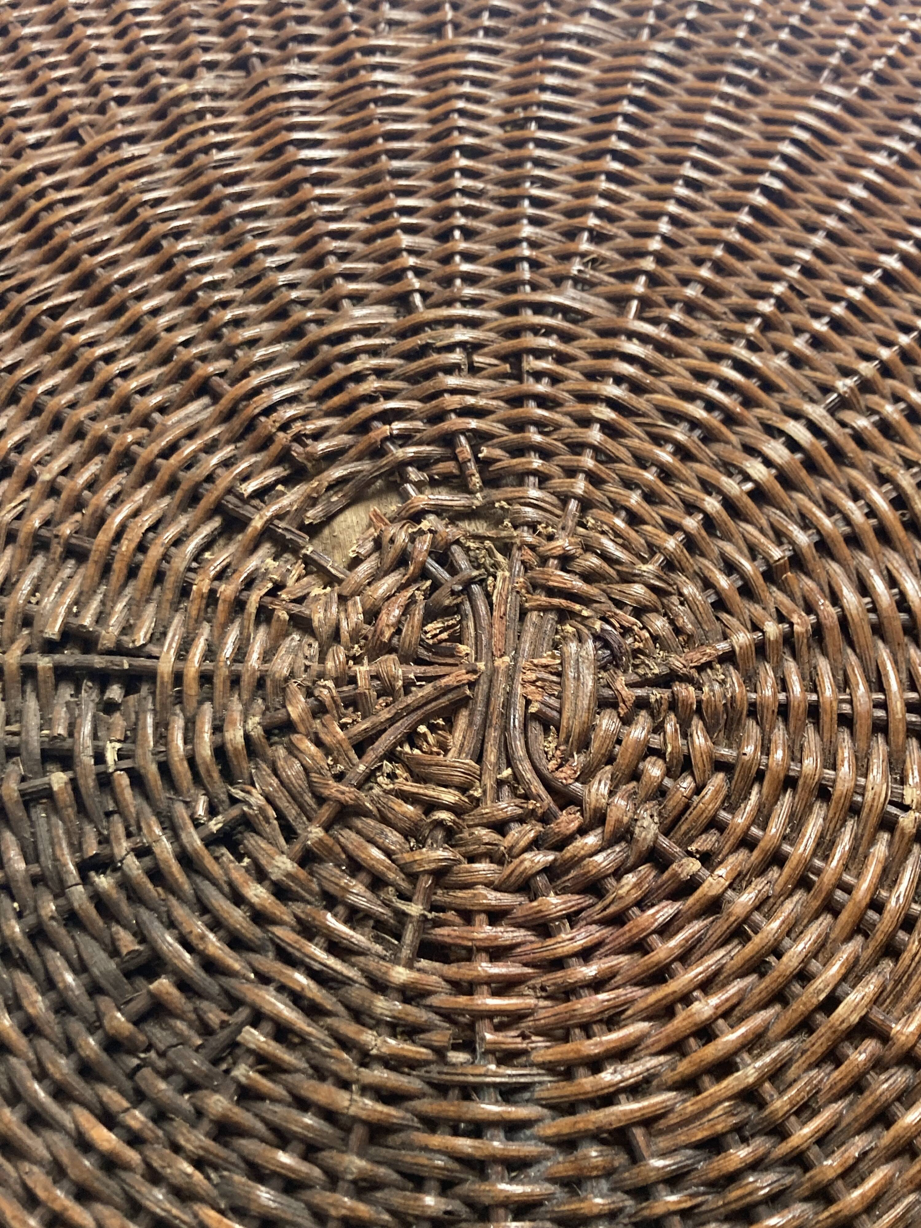 Table d'appoint ondulée en trompe-l'oeil en osier et rotin, 1960