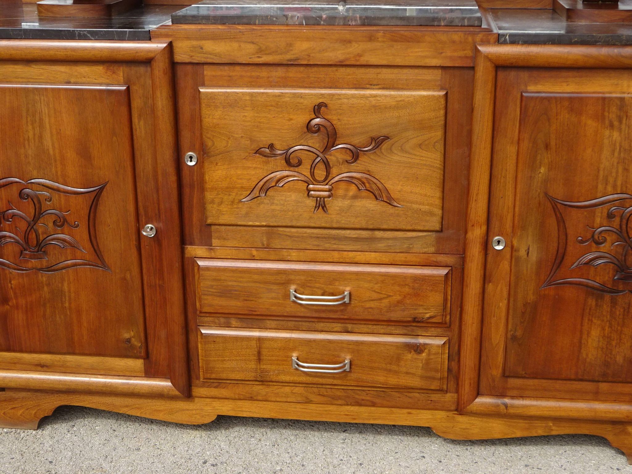 Grand buffet 2 corps en noyer et marbre