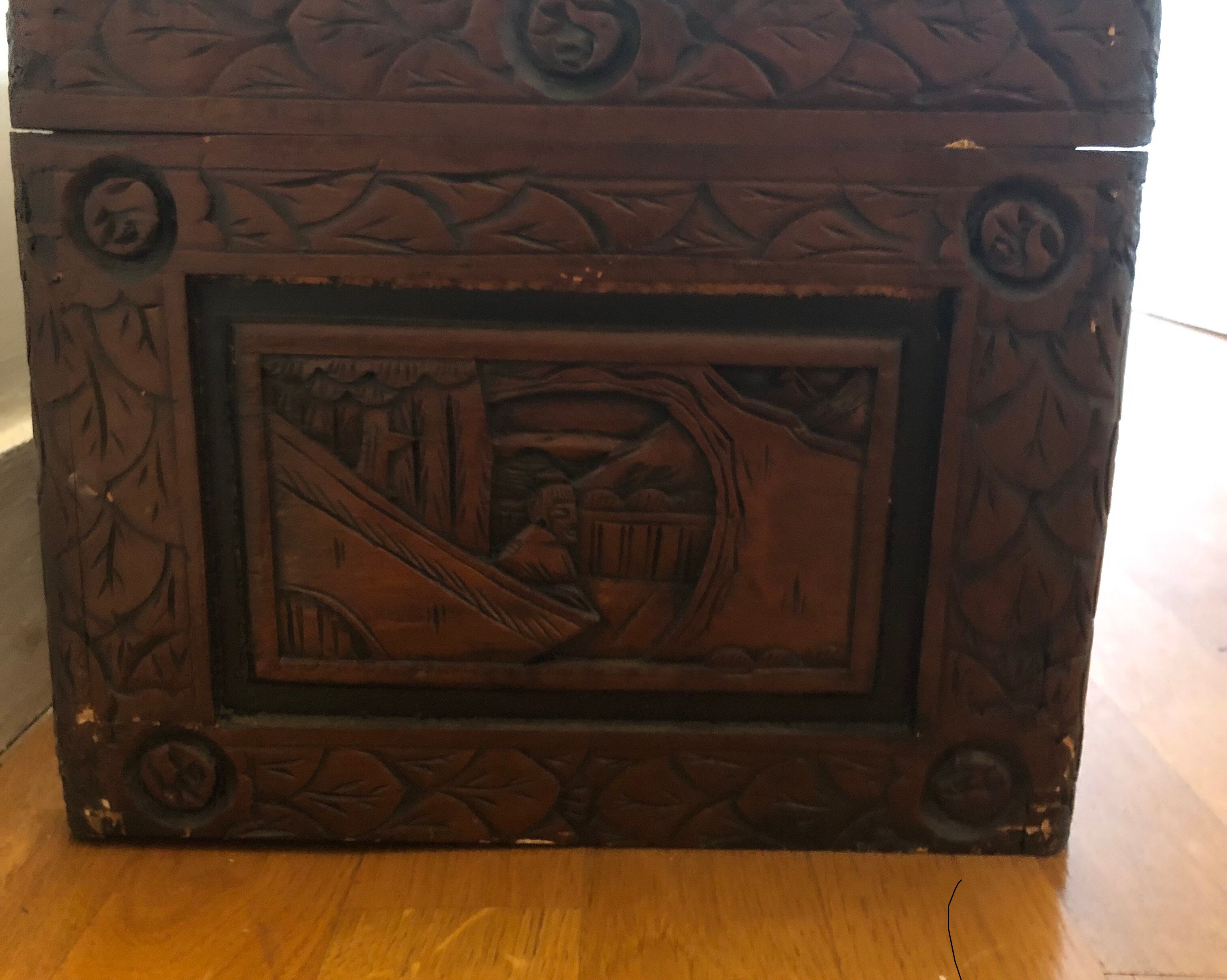 Coffre en bois sculpté à décor asiatique