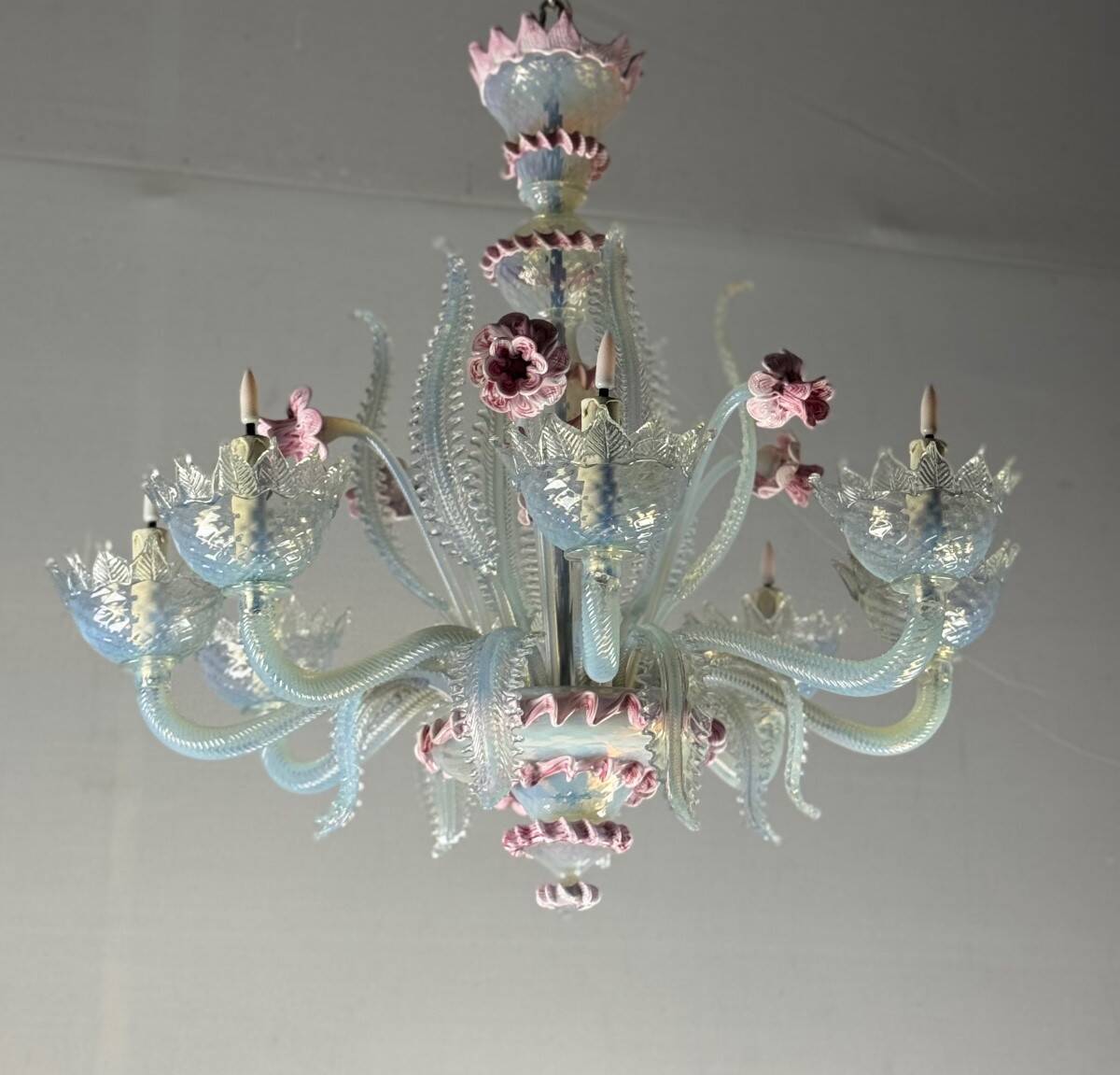 Venetian chandelier in blue and pink Murano glass, 8 light arms, circa 19