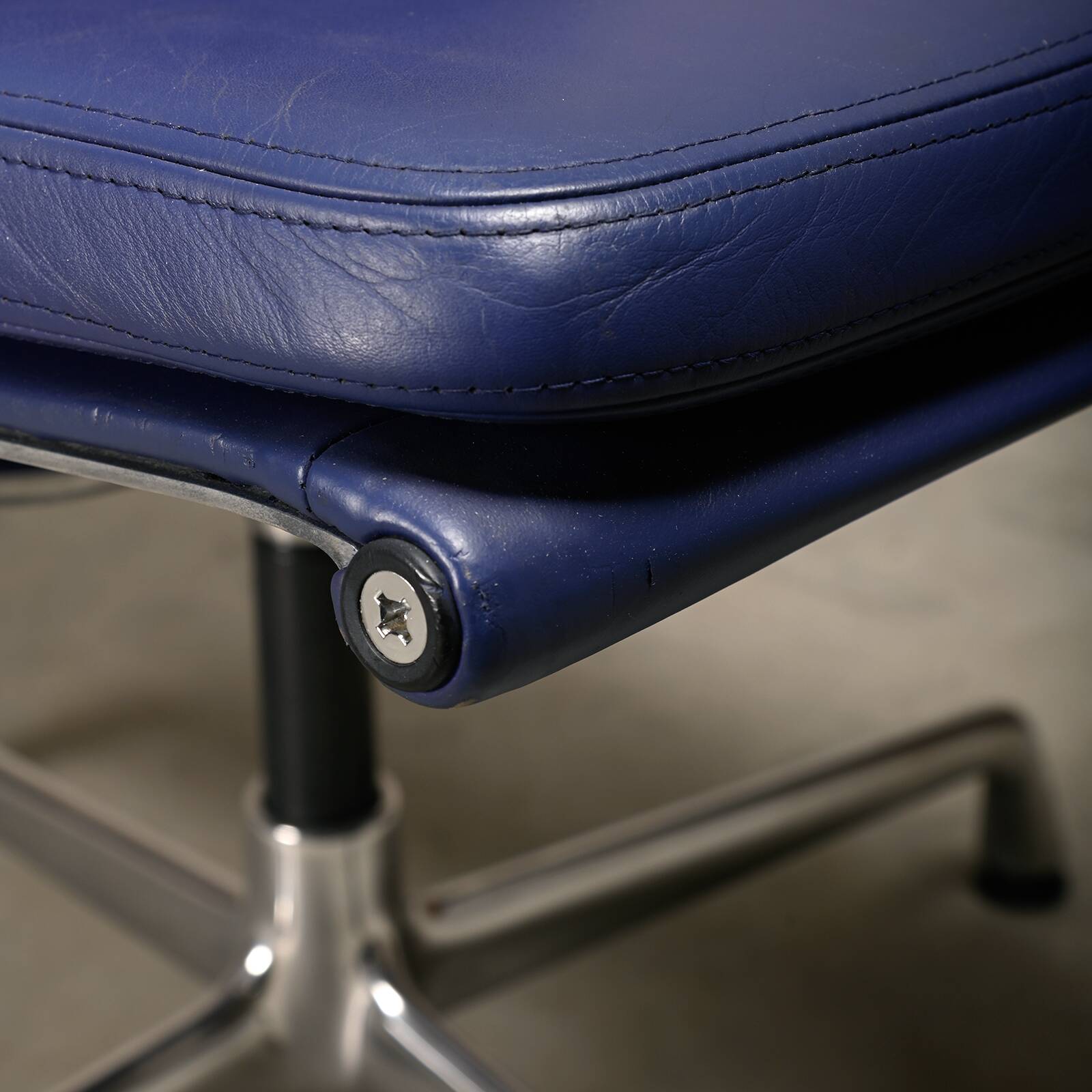 Charles & Ray Eames EA208 Chair in polished aluminum and Indigo blue leather