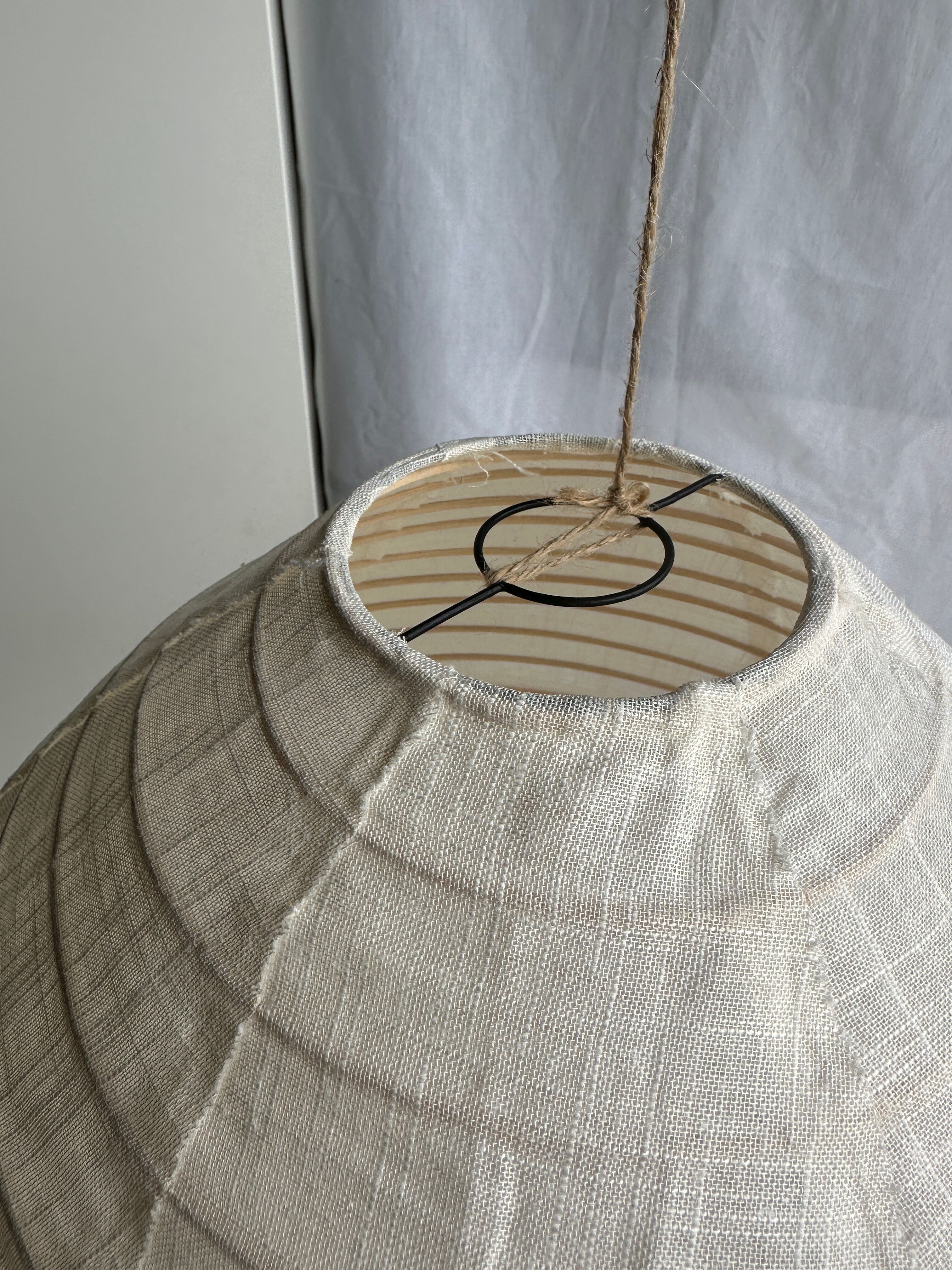 Suspension in rattan and natural japanese linen in the shape of a drop