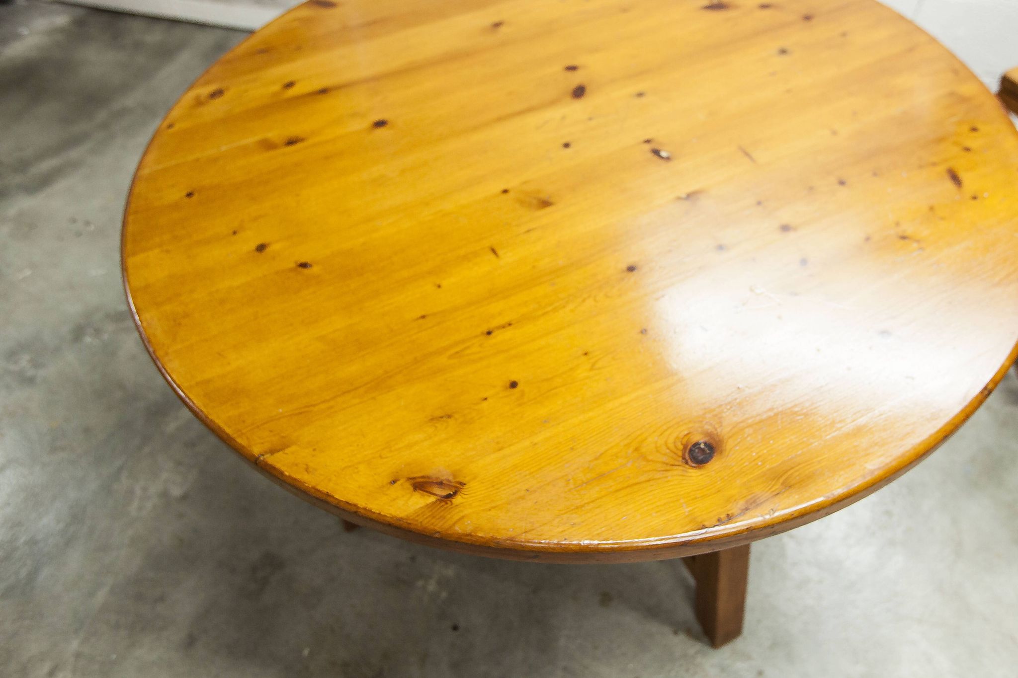 Brutalist ensemble round table 113cm and its 4 rounded stools 1960