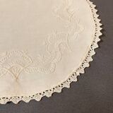 Ancien napperon ovale brodé et dentelle 28cm