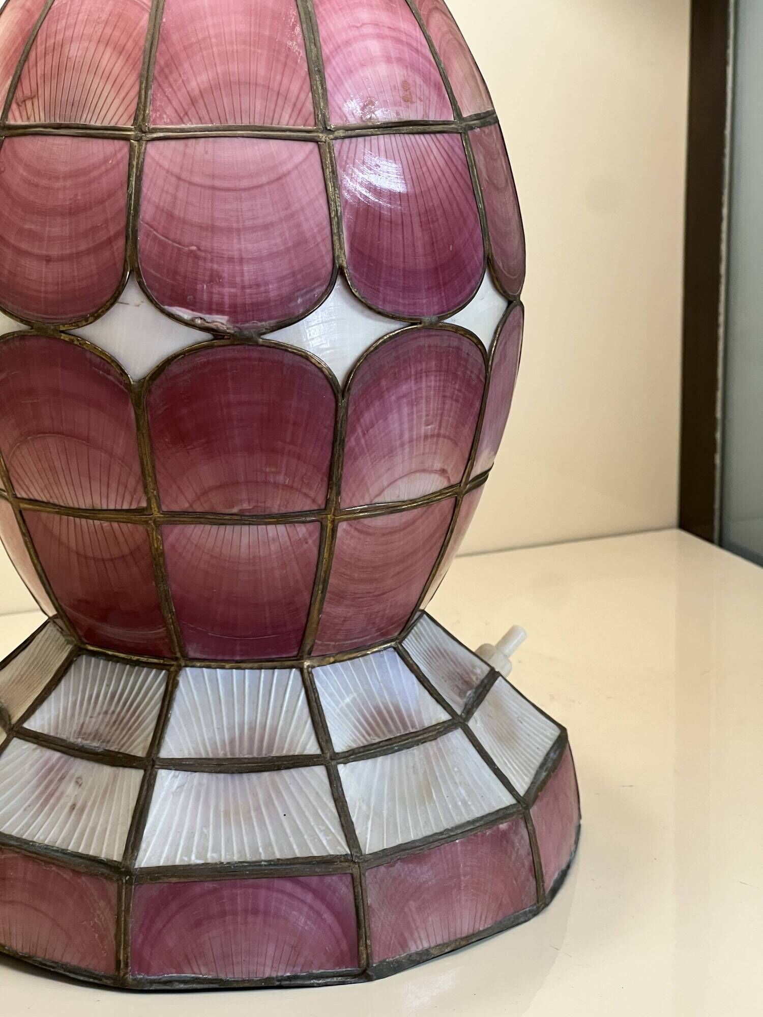 Tiffany-style lamp in mother-of-pearl.