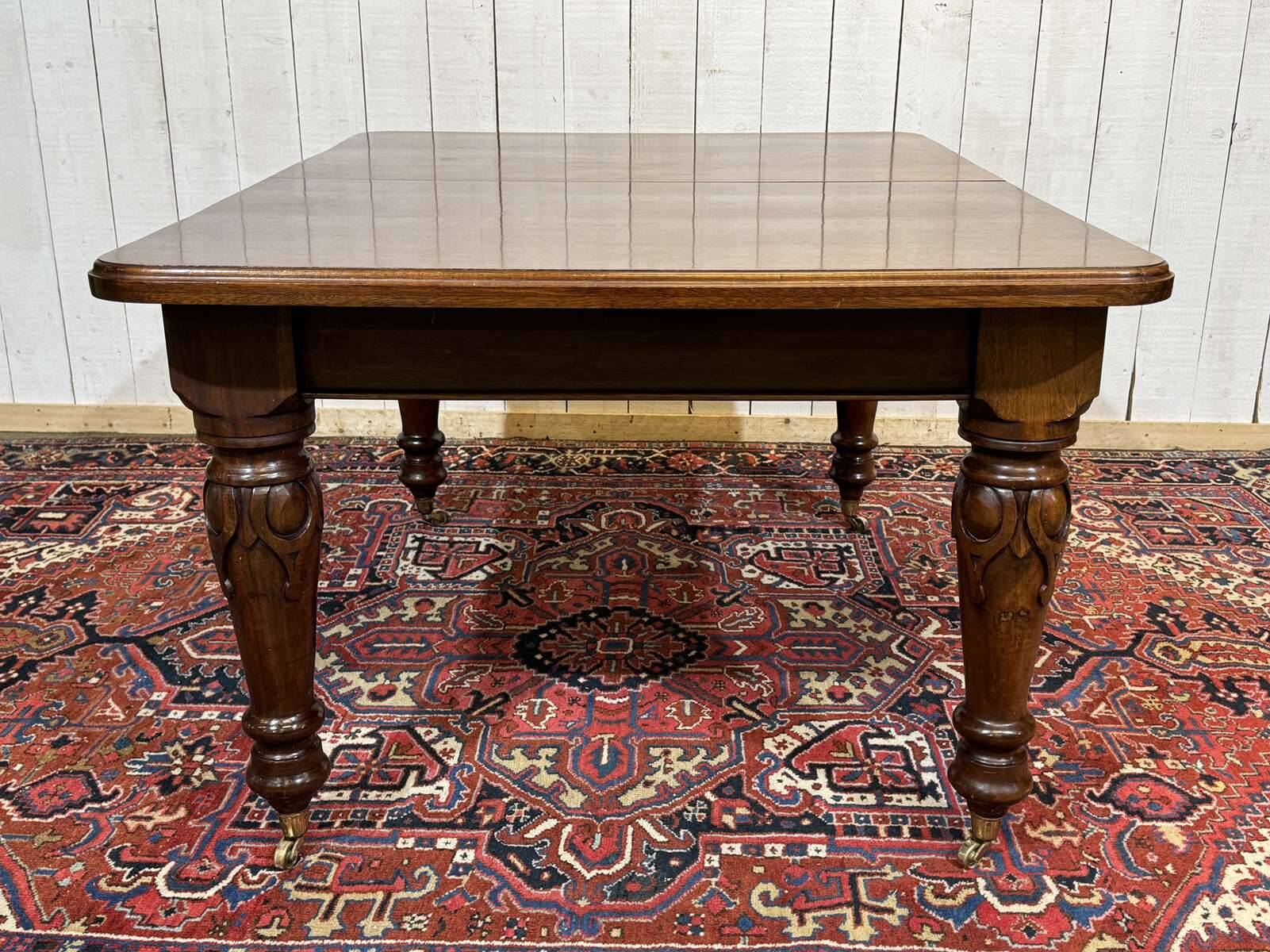 Victorian-style mahogany English table with 3 extensions.