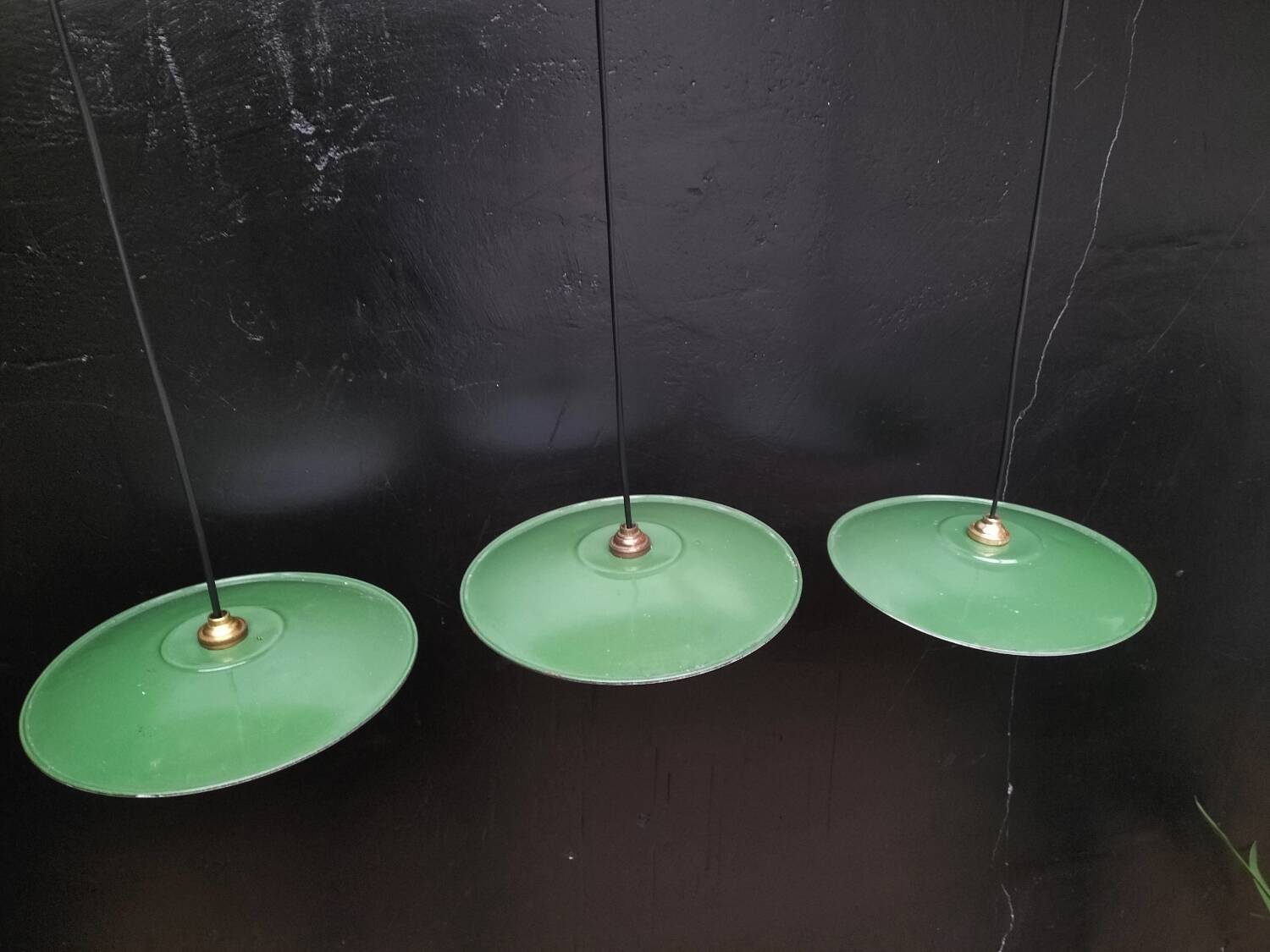 Suspensions in enamelled sheets