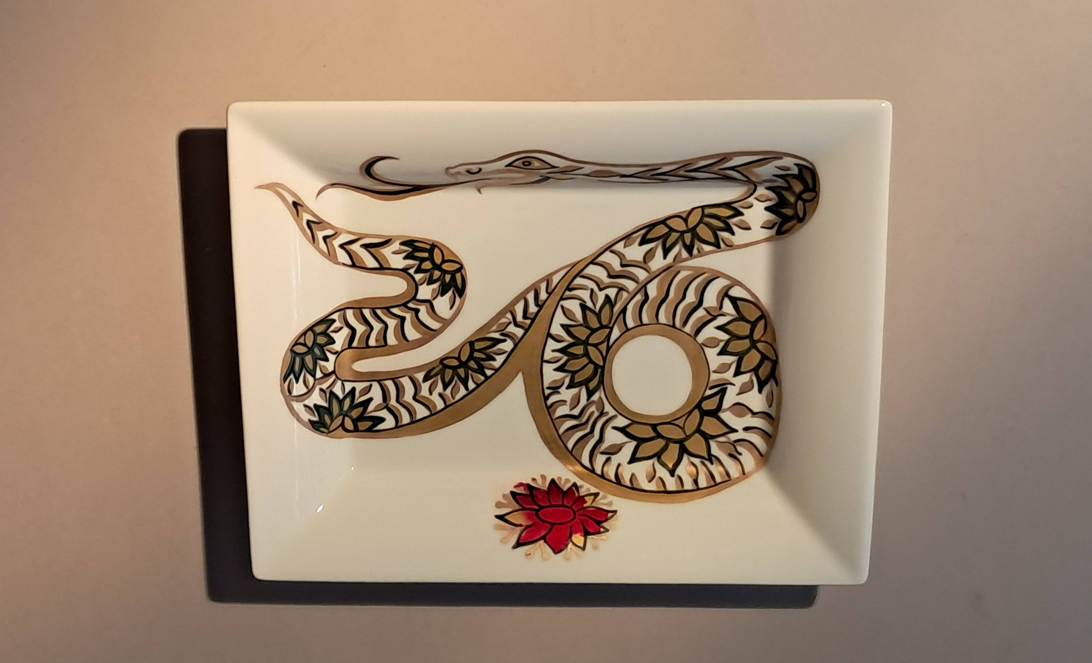 Fine porcelain catchall gilded with gold. Laure Selignac, Paris.