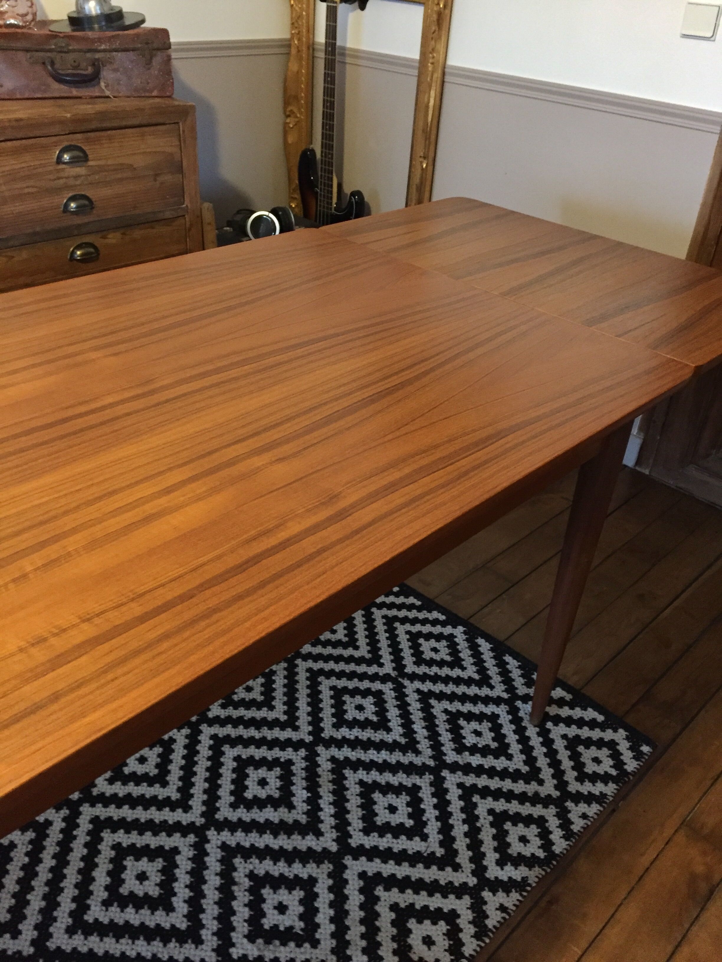 Extendable Scandinavian table