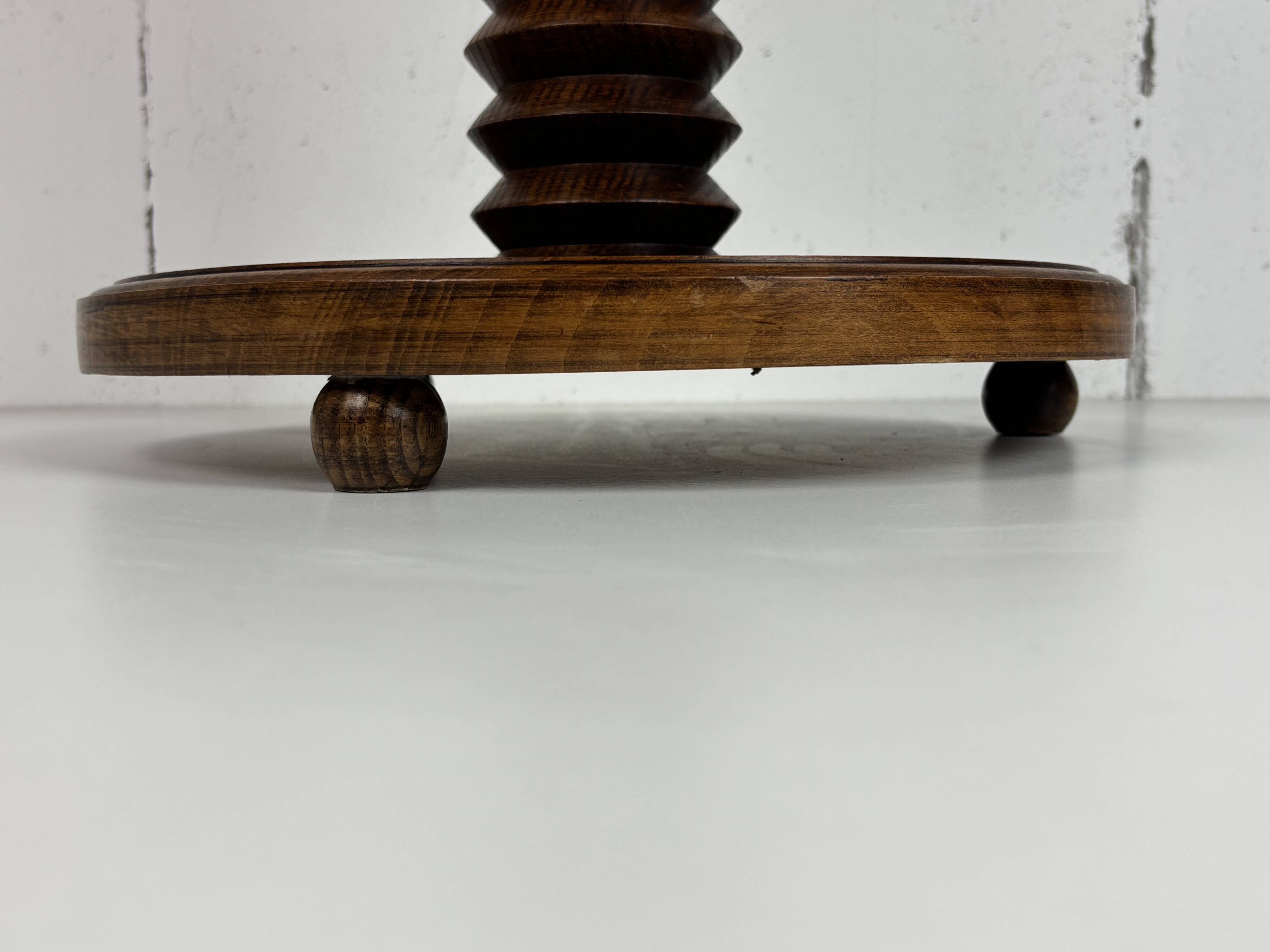 Table d'appoint brutaliste en bois tourné avec pressoir à vin