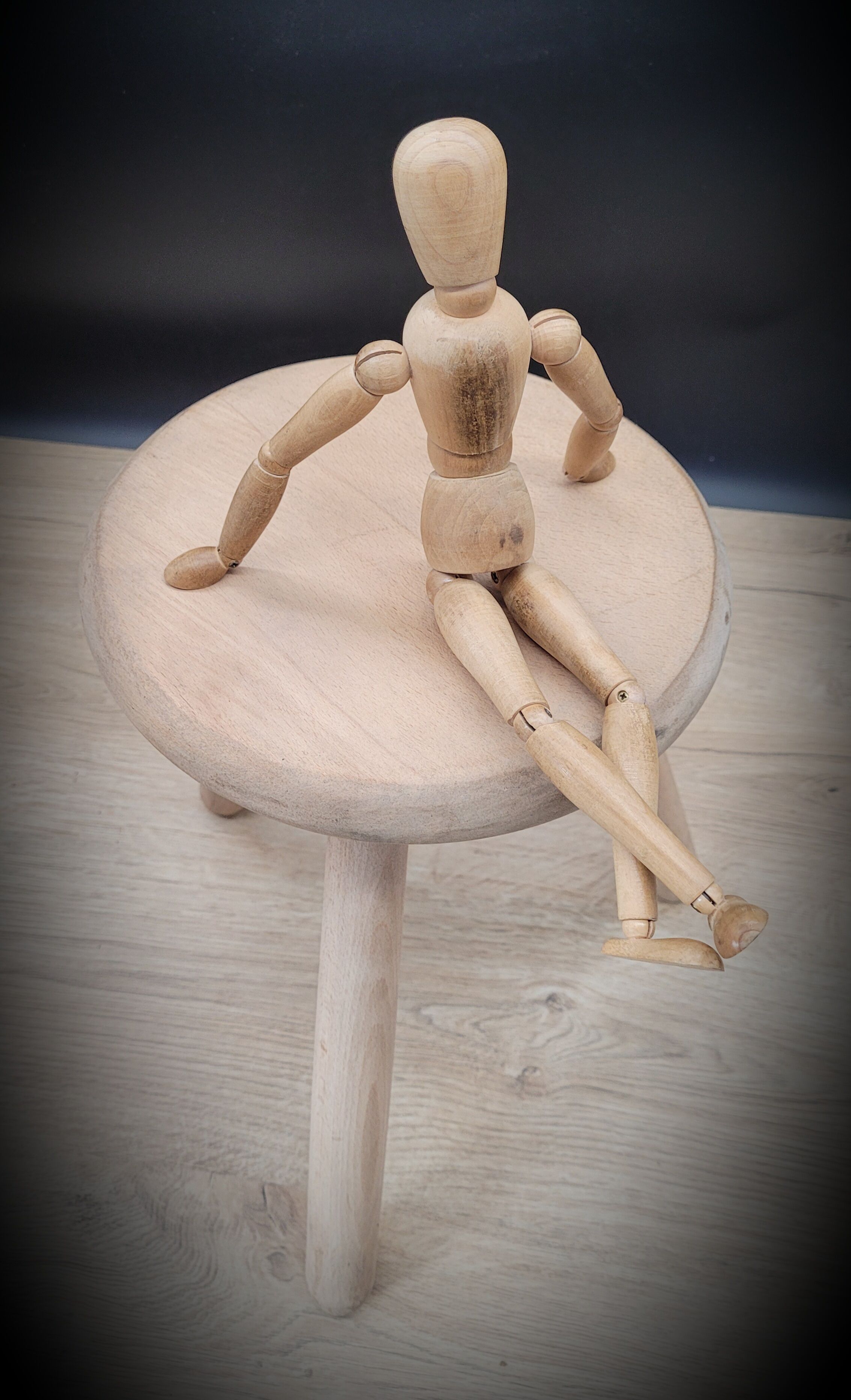 Light wood tripod stool ter