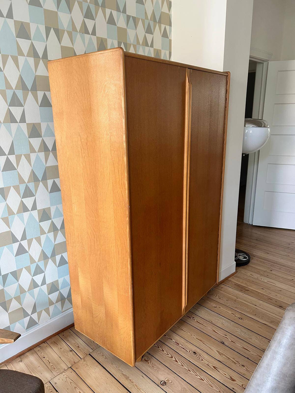 Vintage wooden wardrobe – Mid-century design – NOT Brussels