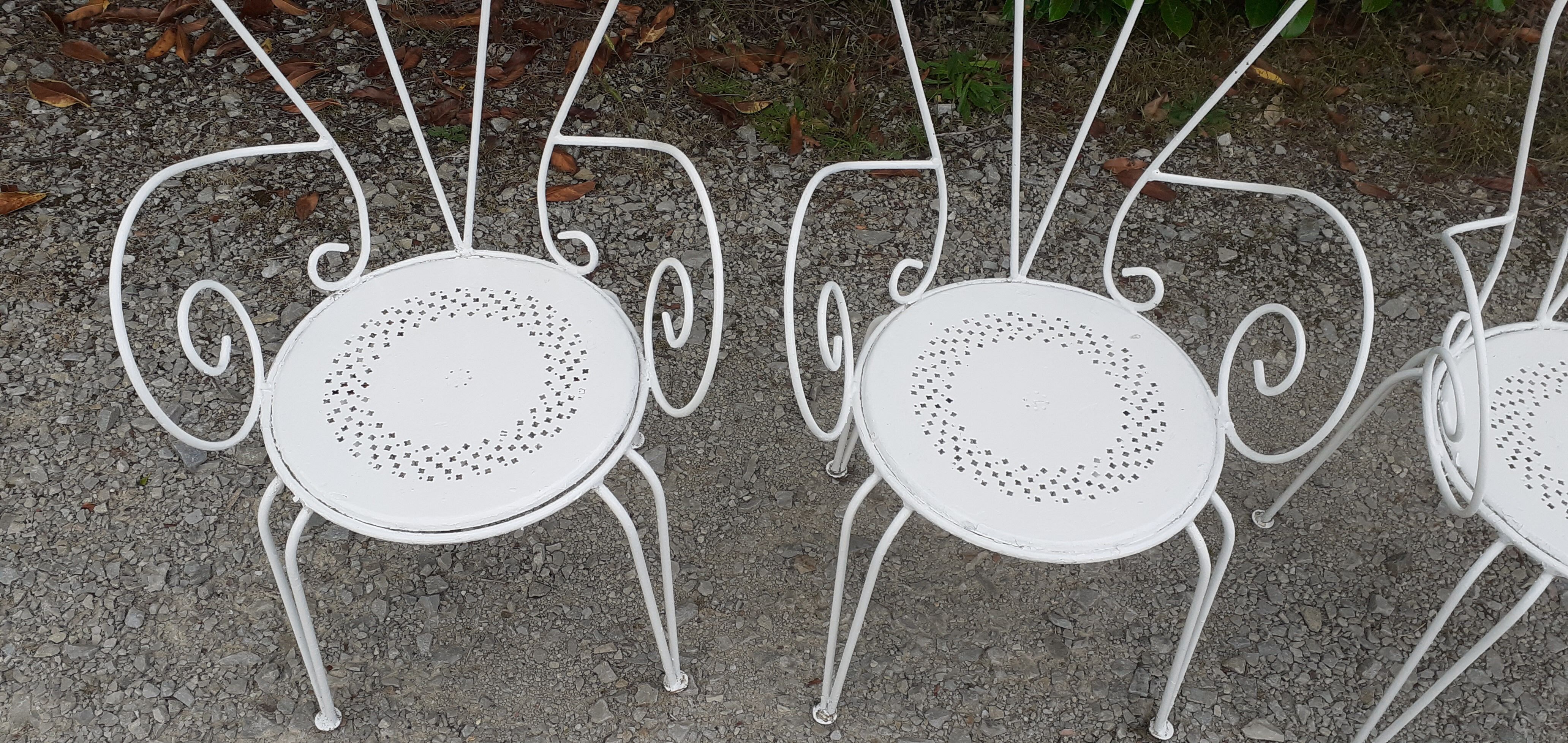 Garden furniture 1 table 4 armchairs in old white wrought iron.