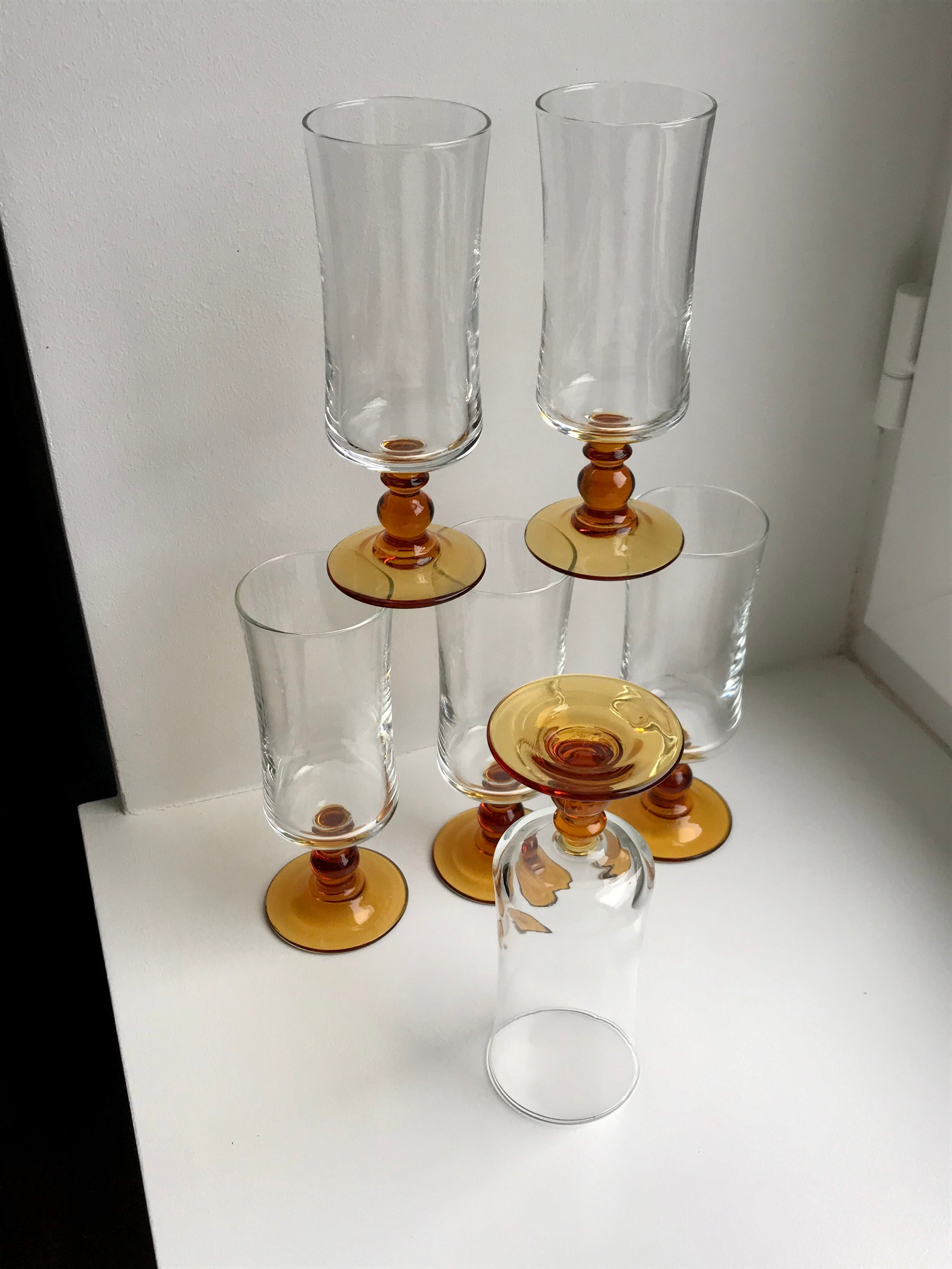 Set of 6 champagne flutes with amber foot 70s
