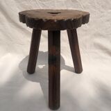 Tabouret tripode en bois ciselé