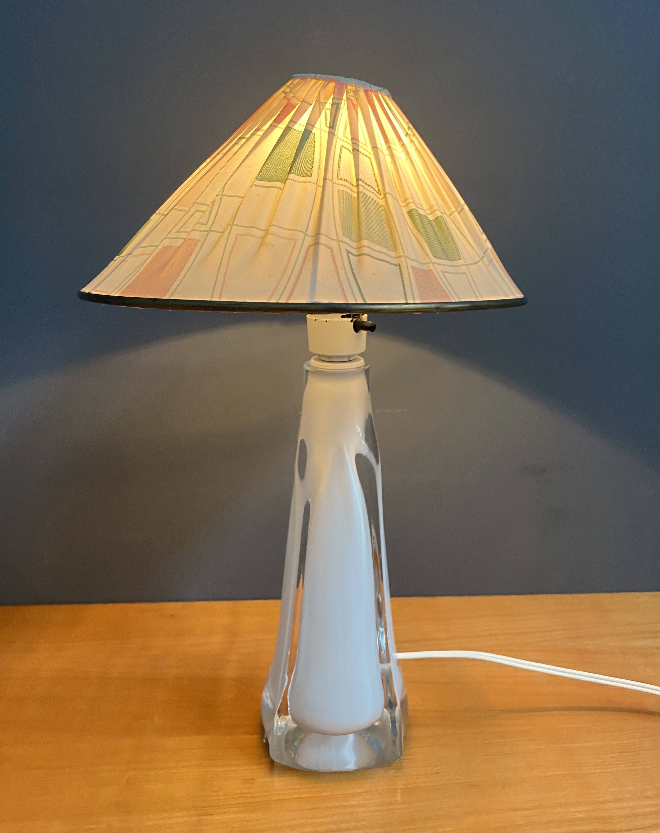 Lampe de table en verre blanc, années 60