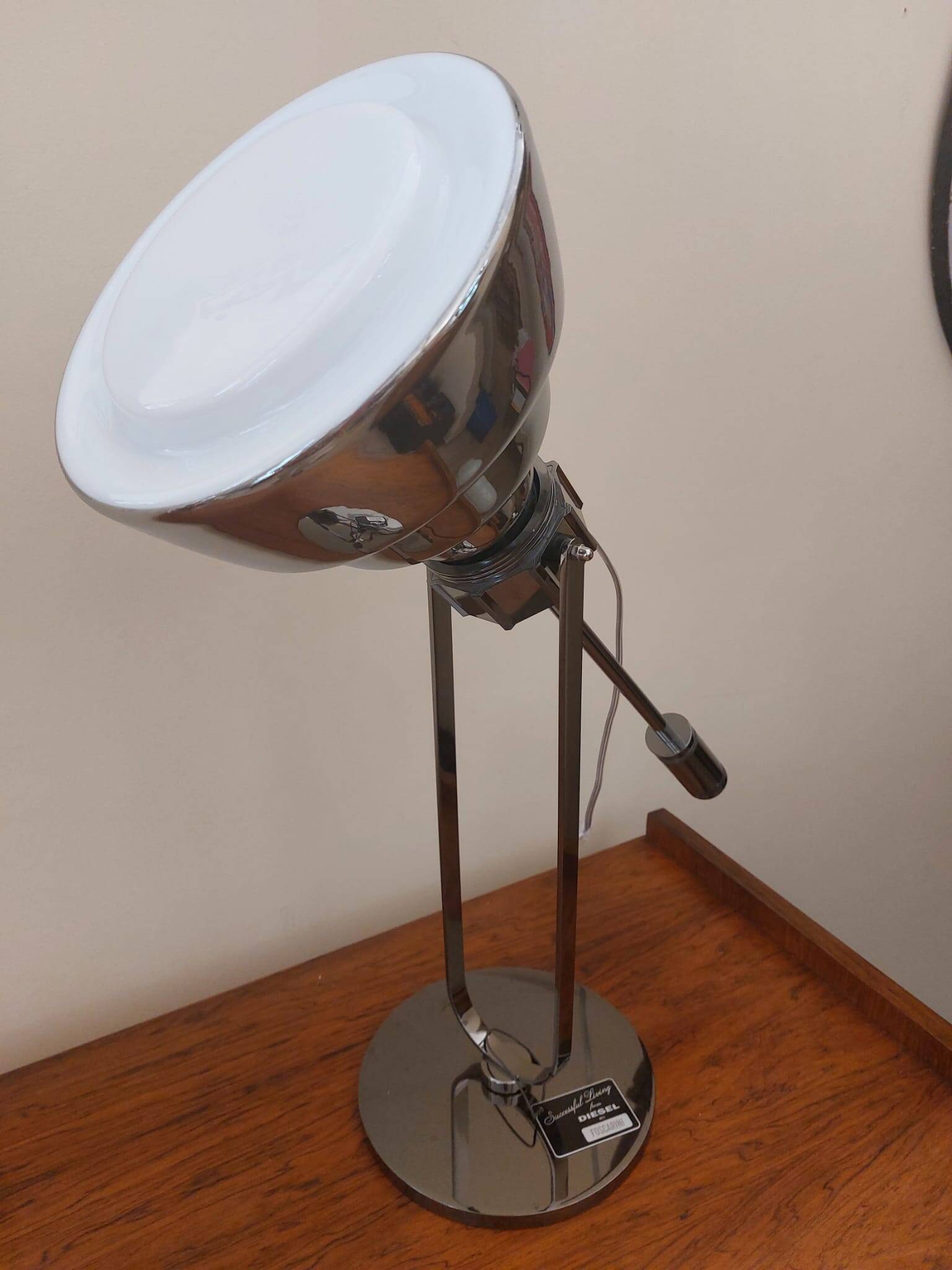 Lampada da tavolo "Glas" in vetro opalino e acciaio cromato