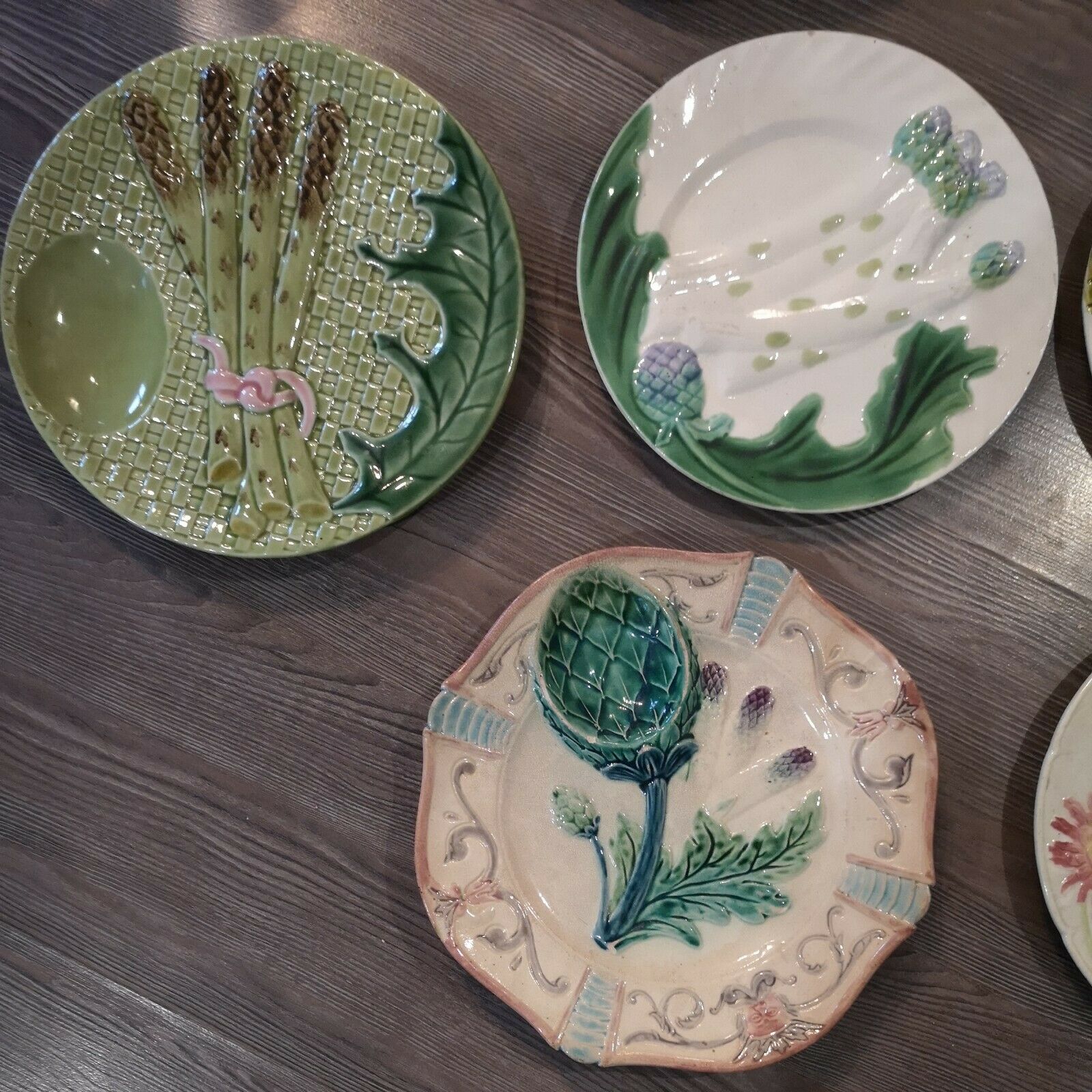 Set of 9 dishes and majolica asparagus plates from different manufactures