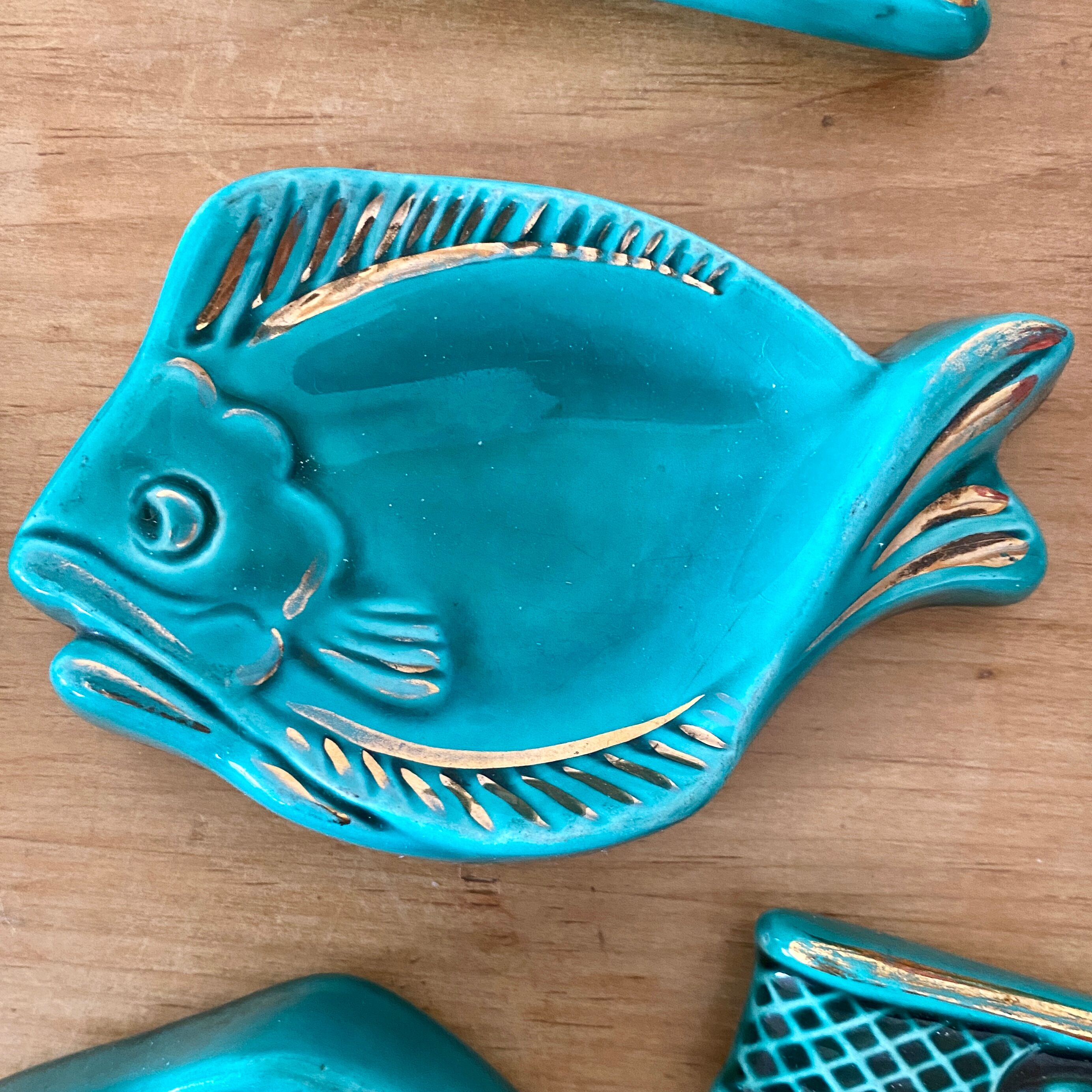 Lot de 2 plats poissons en barbotine vintage