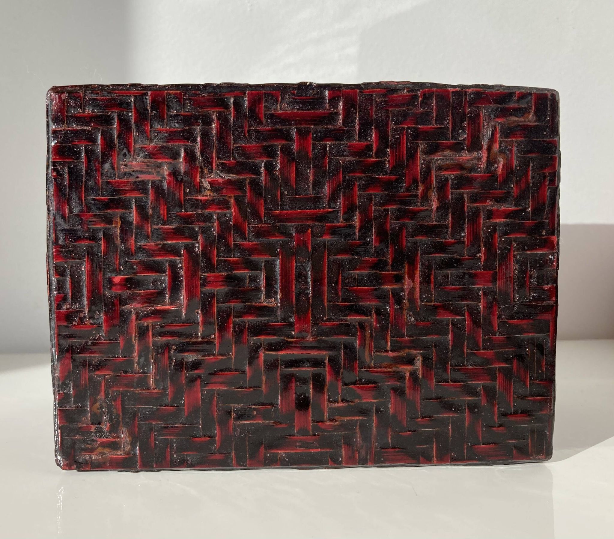 Boîte chinoise vintage de forme rectangulaire en bambou tressé et laqué