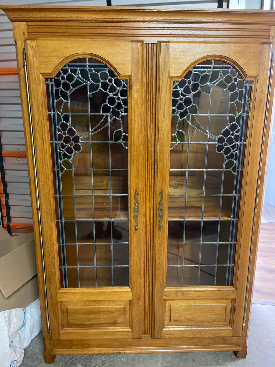Display cabinet / showcase in solid oak
