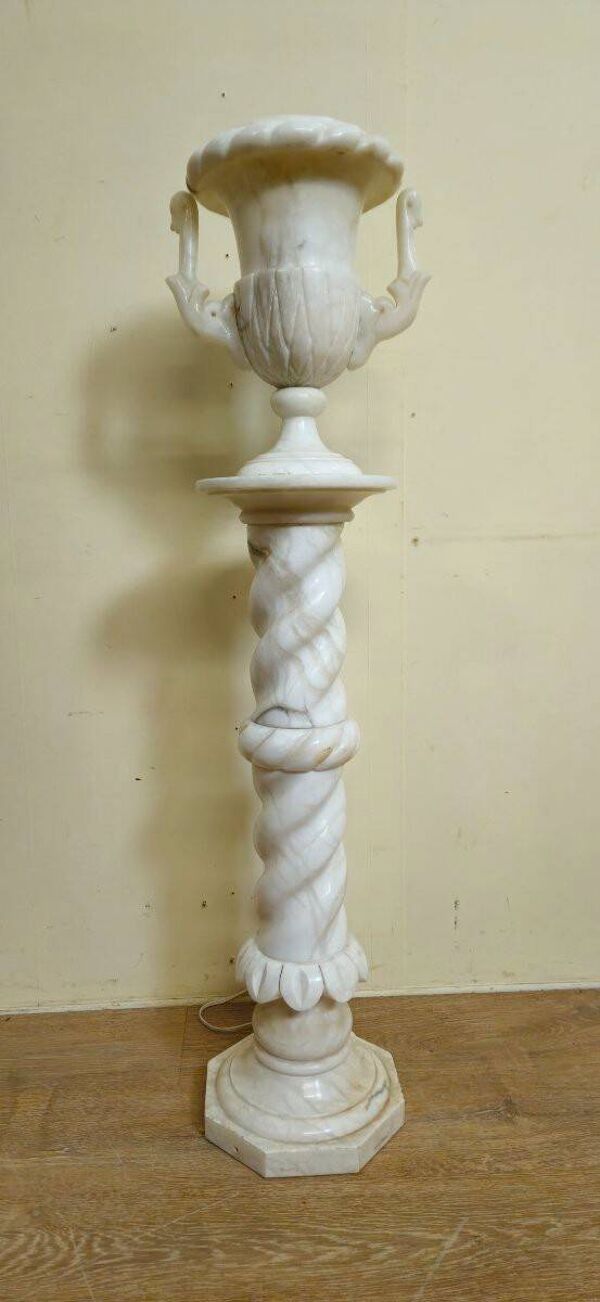 Vasque sur colonne en albâtre sculpté de style néoclassique.