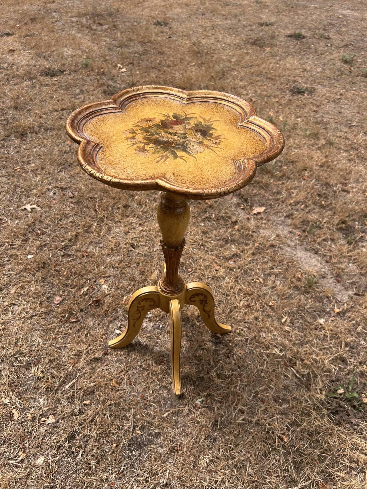 Florentine side table in gilded wood – Italy, 1950s-1960s, unusual and full of poetry.