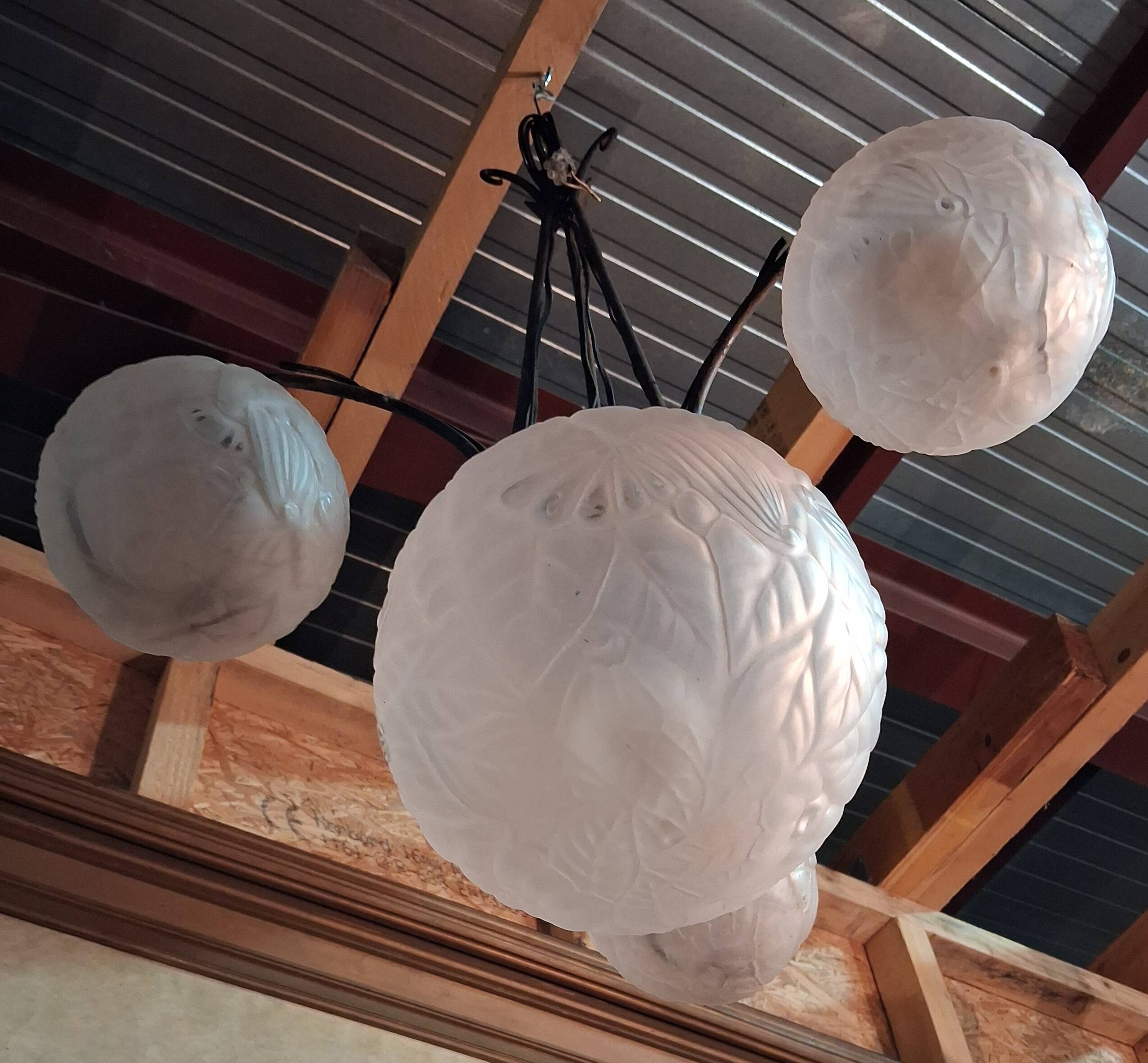 According to Muller: Art Deco chandelier with four lights.