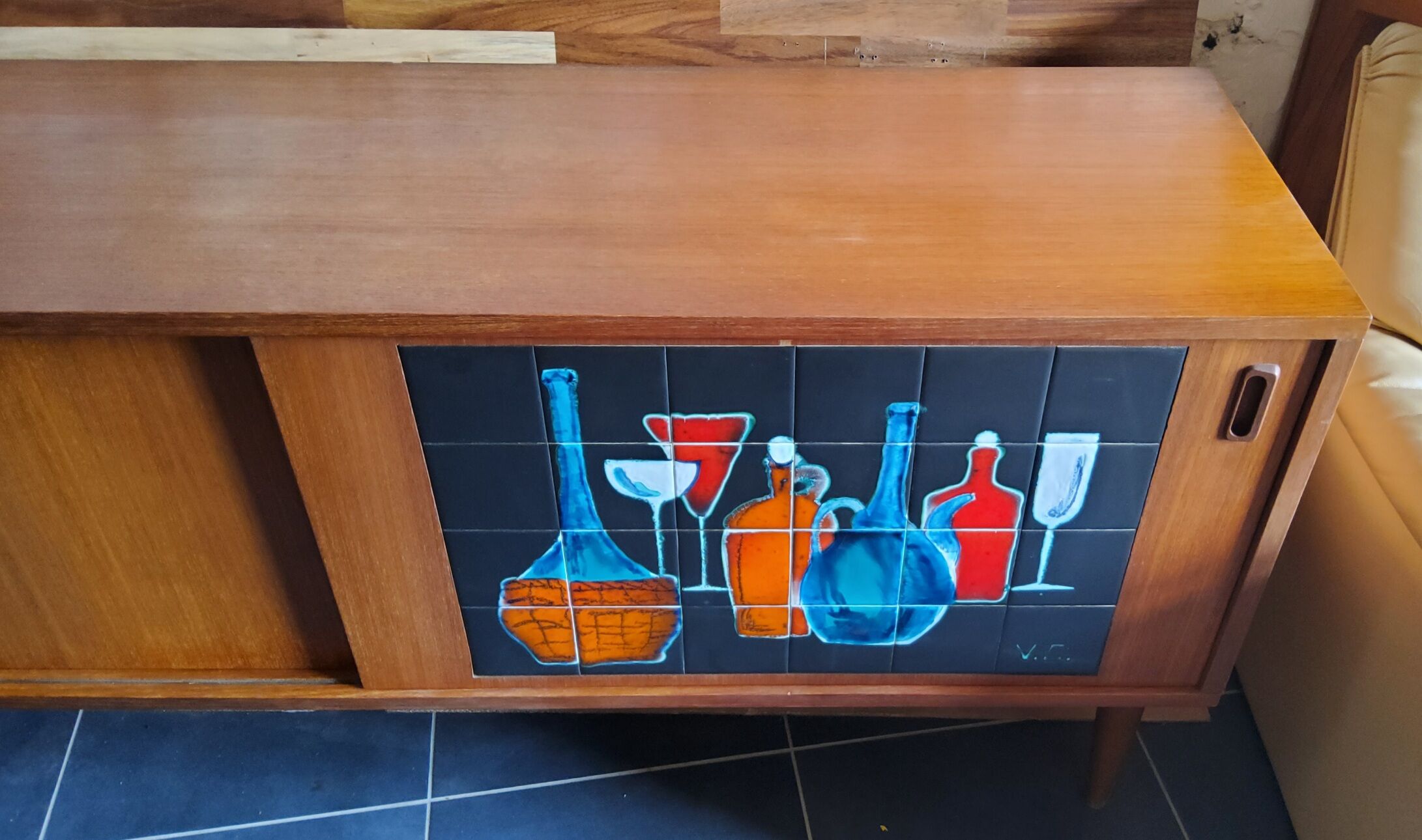 Sidbeoard with sliding doors and ceramic decoration