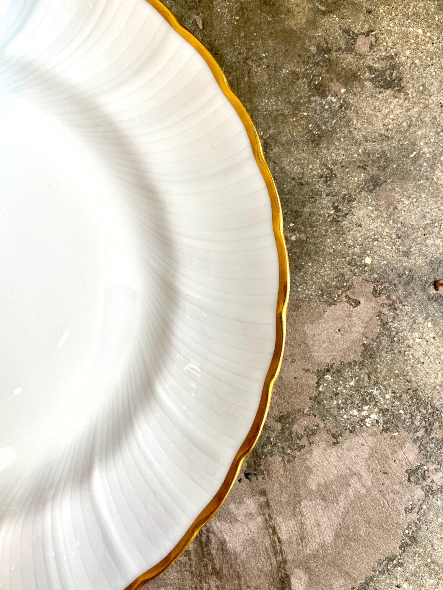 6 flat plates in white and golden Limoges porcelain, Verlaine service