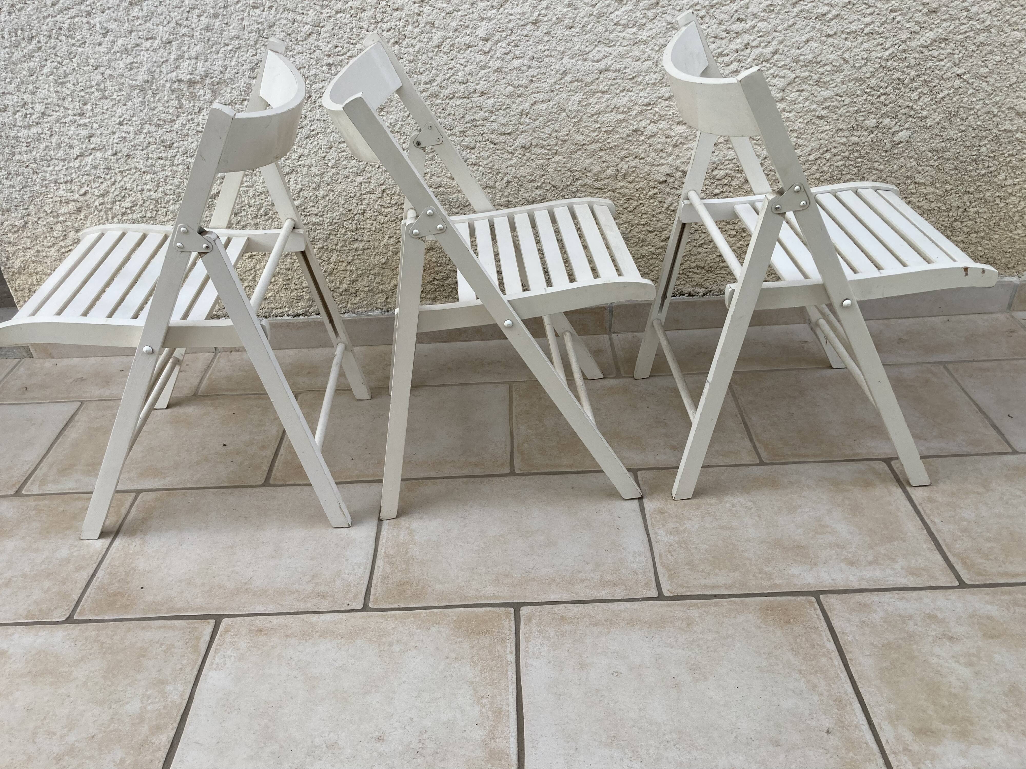 3 chaises pliantes en bois peint en blanc