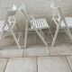 3 chaises pliantes en bois peint en blanc