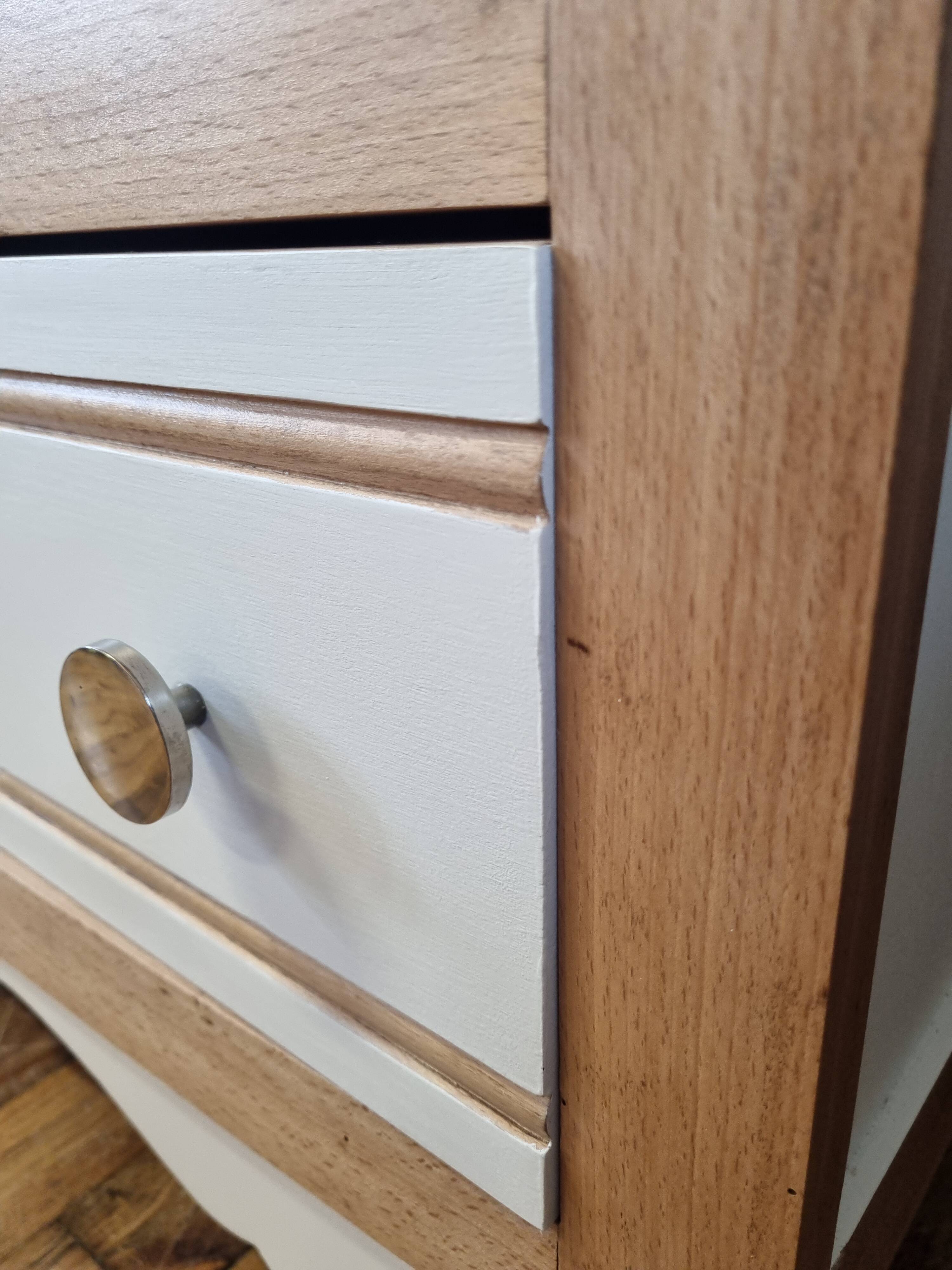 White and wood chest of drawers