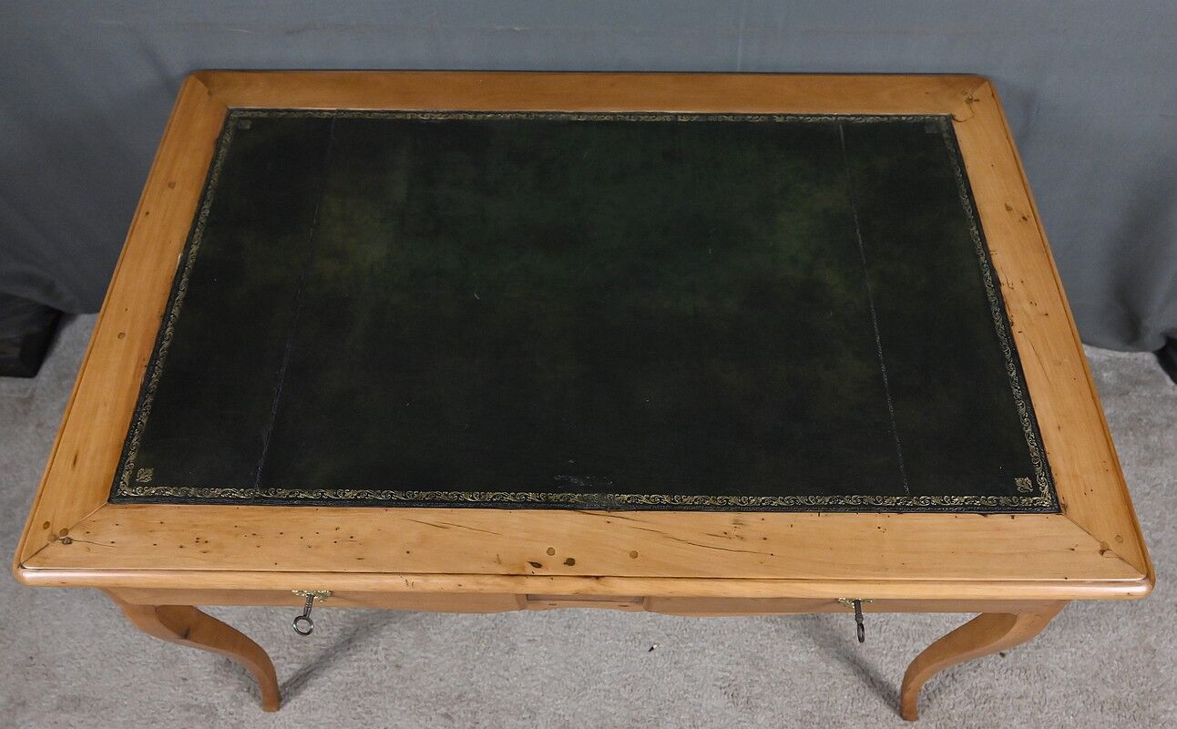 Small desk in apple and cherry wood, Louis XV – XVIII century.